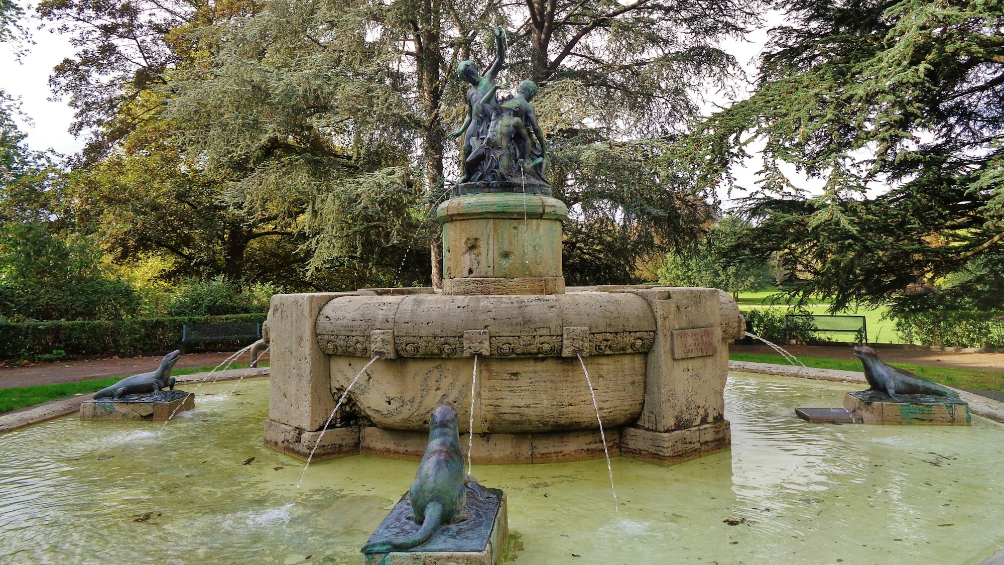 Der Märchenbrunnen im Stadtgarten Mülheim.