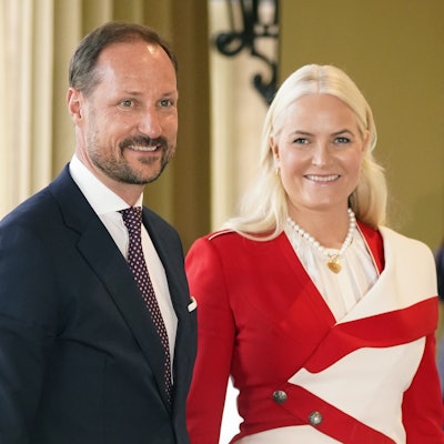 ARCHIV - 05.05.2023, Großbritannien, London: Haakon (l), Kronprinz von Norwegen, und Mette-Marit, Kronprinzessin von Norwegen, treffen zu einem Empfang von König Charles III. im Buckingham Palace ein