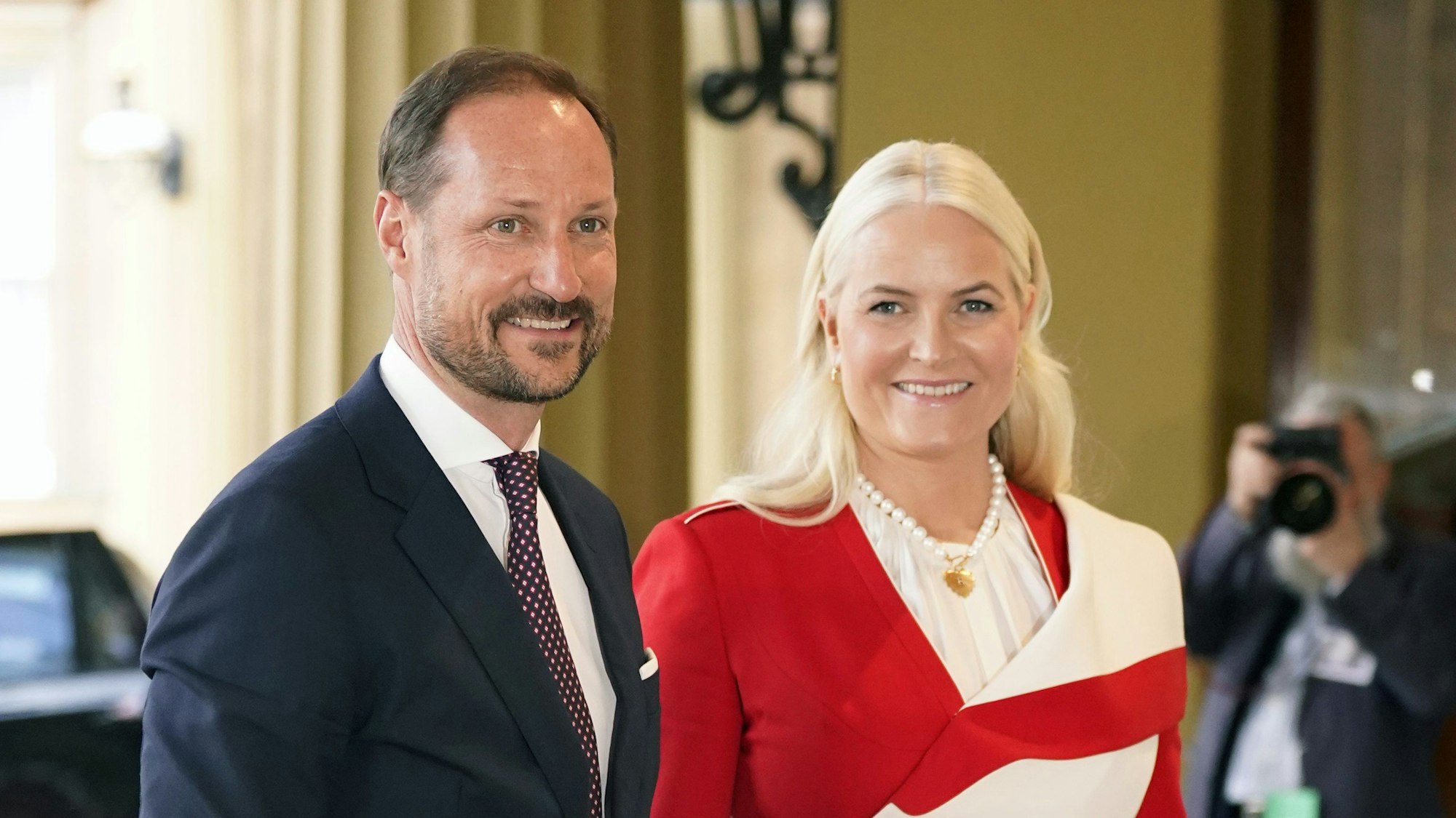 ARCHIV - 05.05.2023, Großbritannien, London: Haakon (l), Kronprinz von Norwegen, und Mette-Marit, Kronprinzessin von Norwegen, treffen zu einem Empfang von König Charles III. im Buckingham Palace ein
