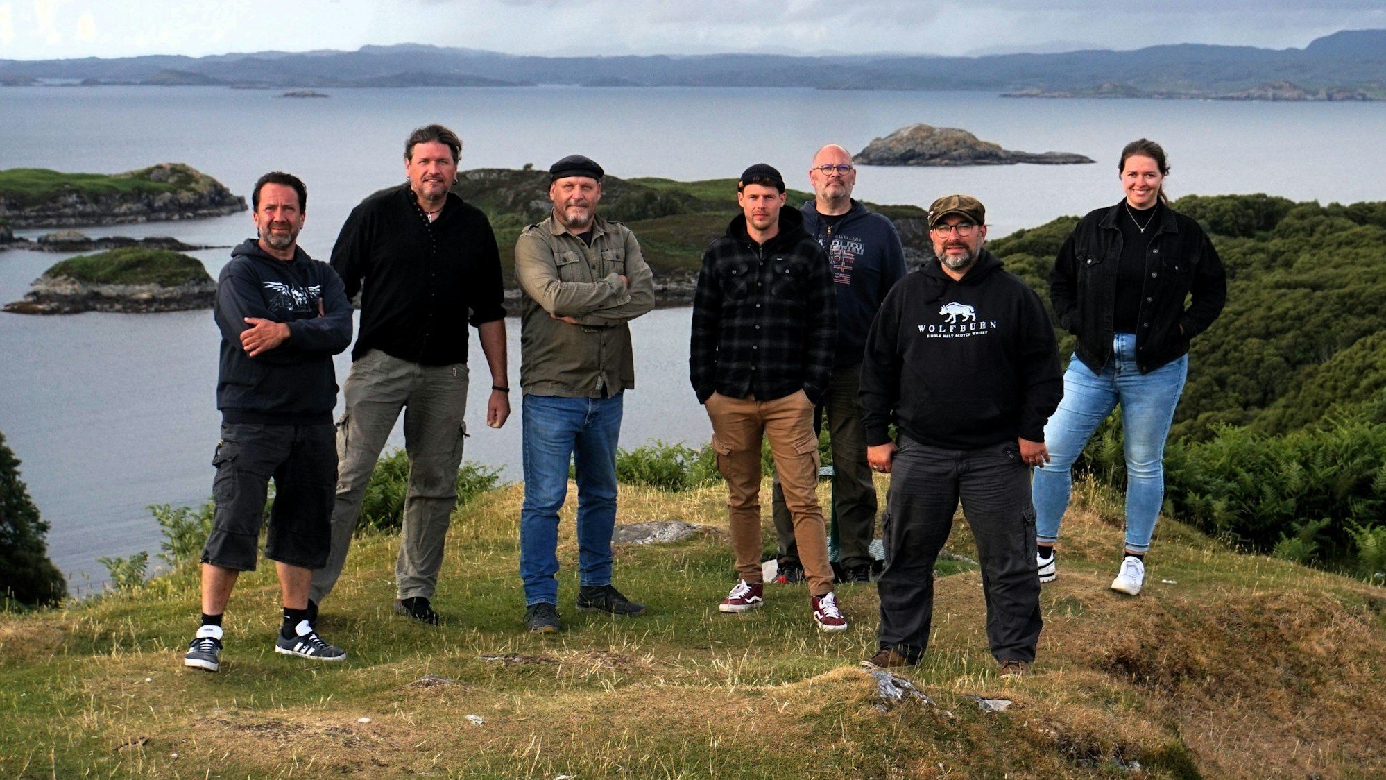 Die sieben Mitglieder der Band Anduril stehen vor nordischer Kulisse.