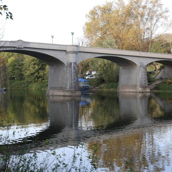 Eine Betonbrücke überspannt den alten Rheinarm an der Insel Grafenwerth,