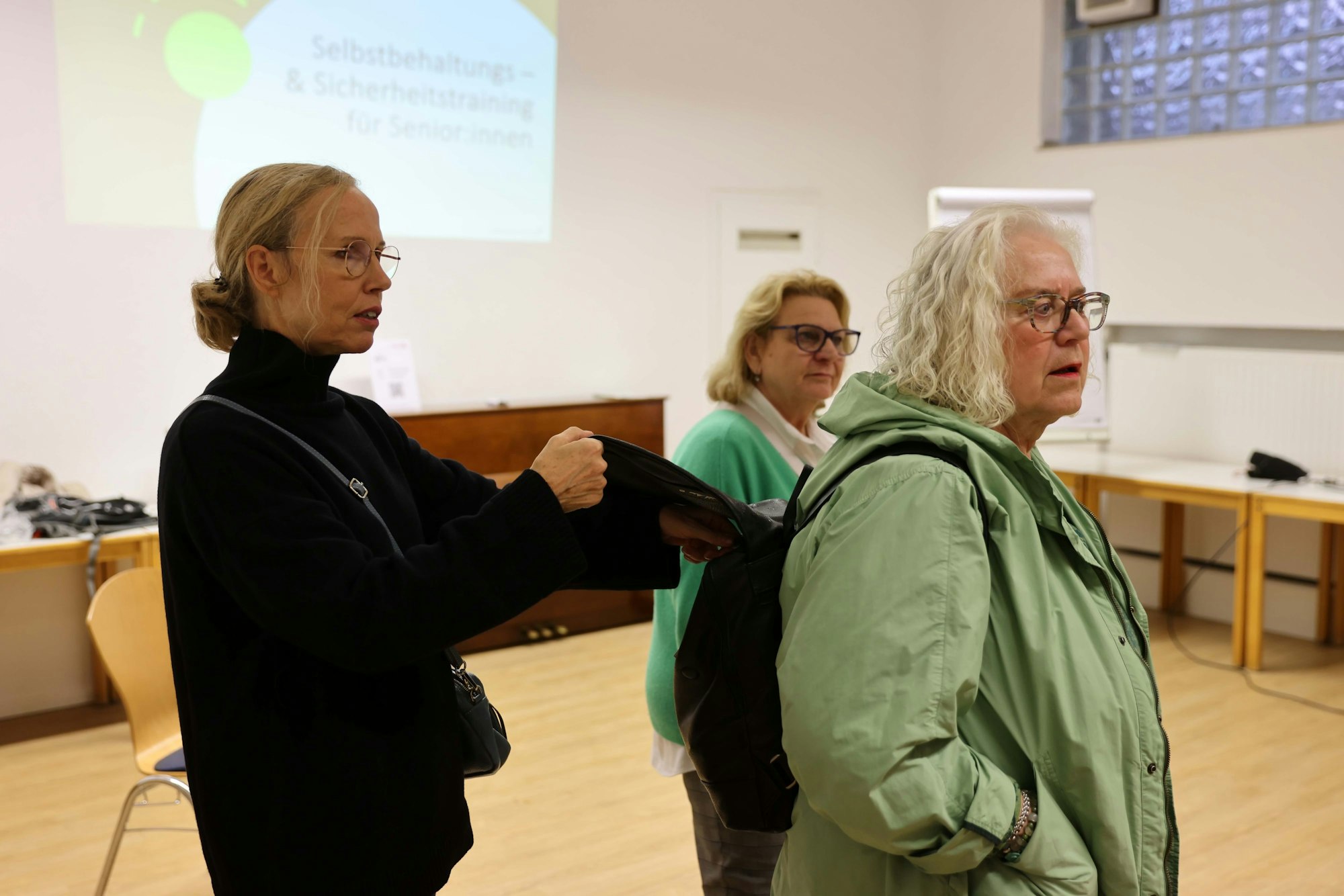 Catrin Wegner zeigt, wie der Rollator zur Selbstverteidigung dient