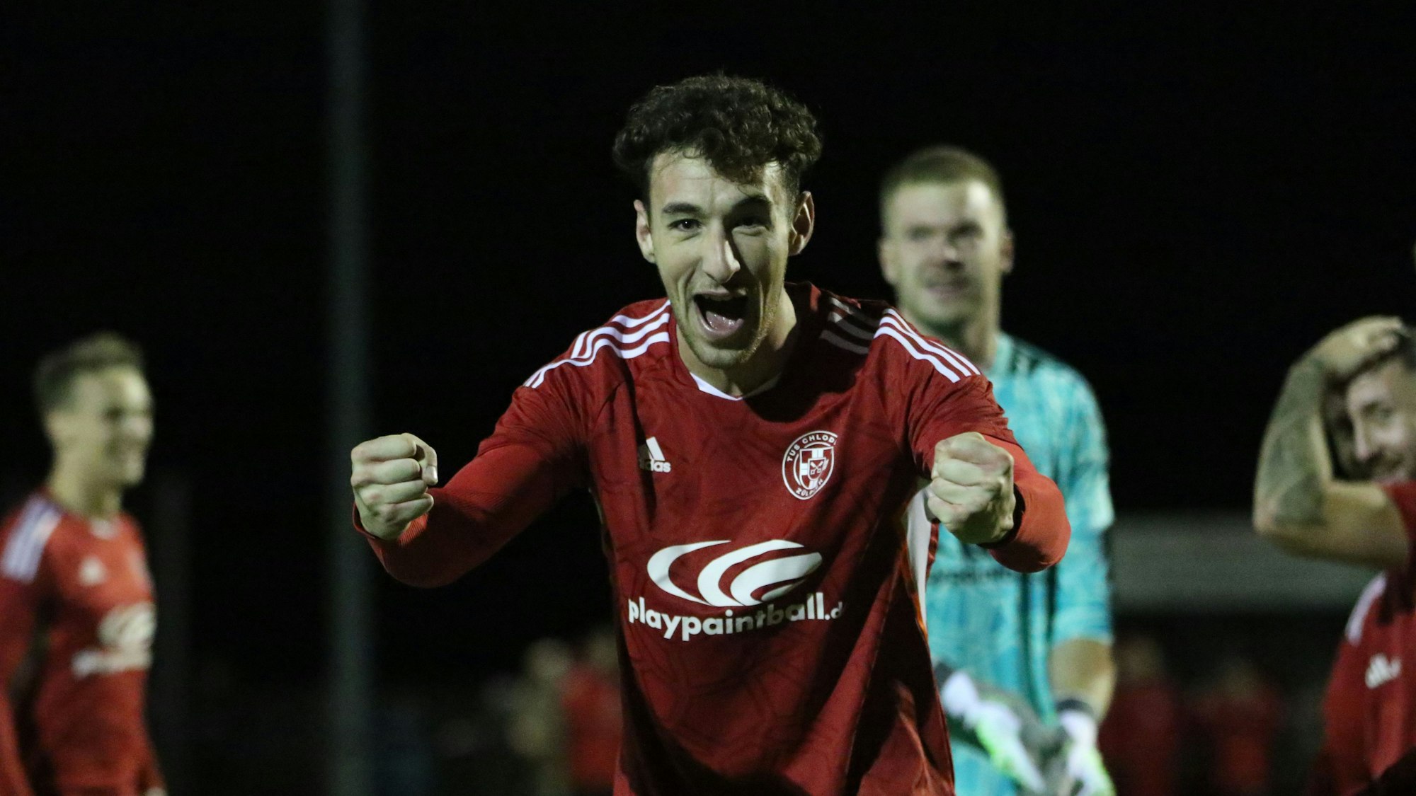 Zülpichs Luca Ohrem jubelt mit zwei geballten Fäusten in die Kamera.