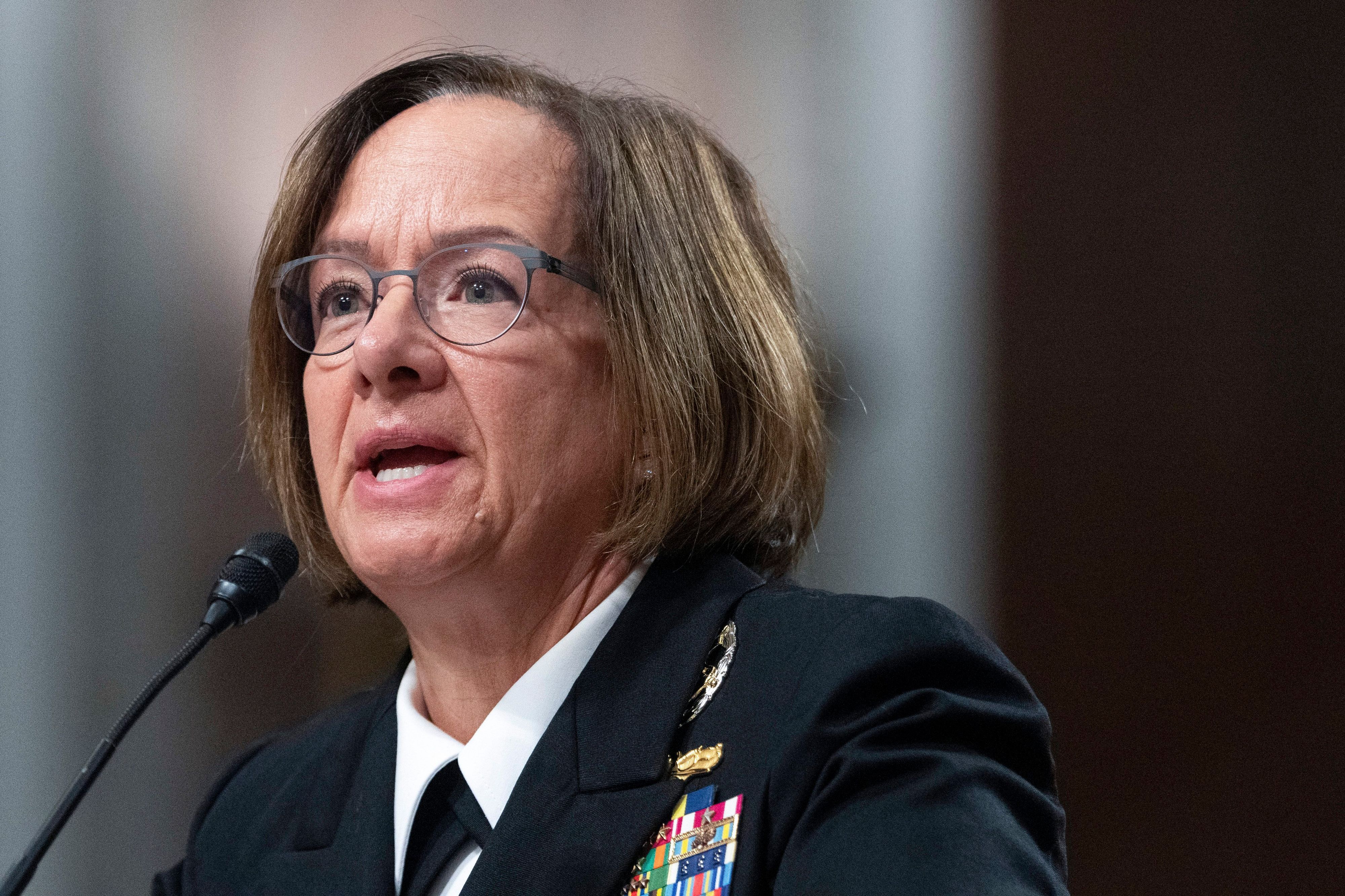 ARCHIV - 14.09.2023, USA, Washington: Lisa Franchetti, Admiralin der US-Marine, spricht während einer Anhörung des Ausschusses für Streitkräfte des Senats zu ihrer Nominierung für die Wiederernennung in den Admiralsrang und für das Amt des Chefs der Marineoperationen auf dem Capitol Hill. Erstmals in der Geschichte steht eine Frau an der Spitze der US-Marine. Der Senat bestätigte am Donnerstag (02.11.2023) die Berufung der Admiralin Lisa Franchetti auf den Führungsposten der US-Navy. Foto: Jacquelyn Martin/AP +++ dpa-Bildfunk +++