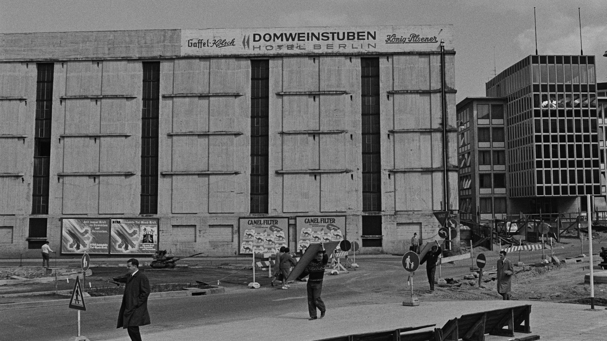 Das Innenleben: Der Hochbunker von Wilhelm Riphahn bildet immer noch das Skelett für die RWZ-Zentrale am Breslauer Platz. Hier ein Foto von 1969