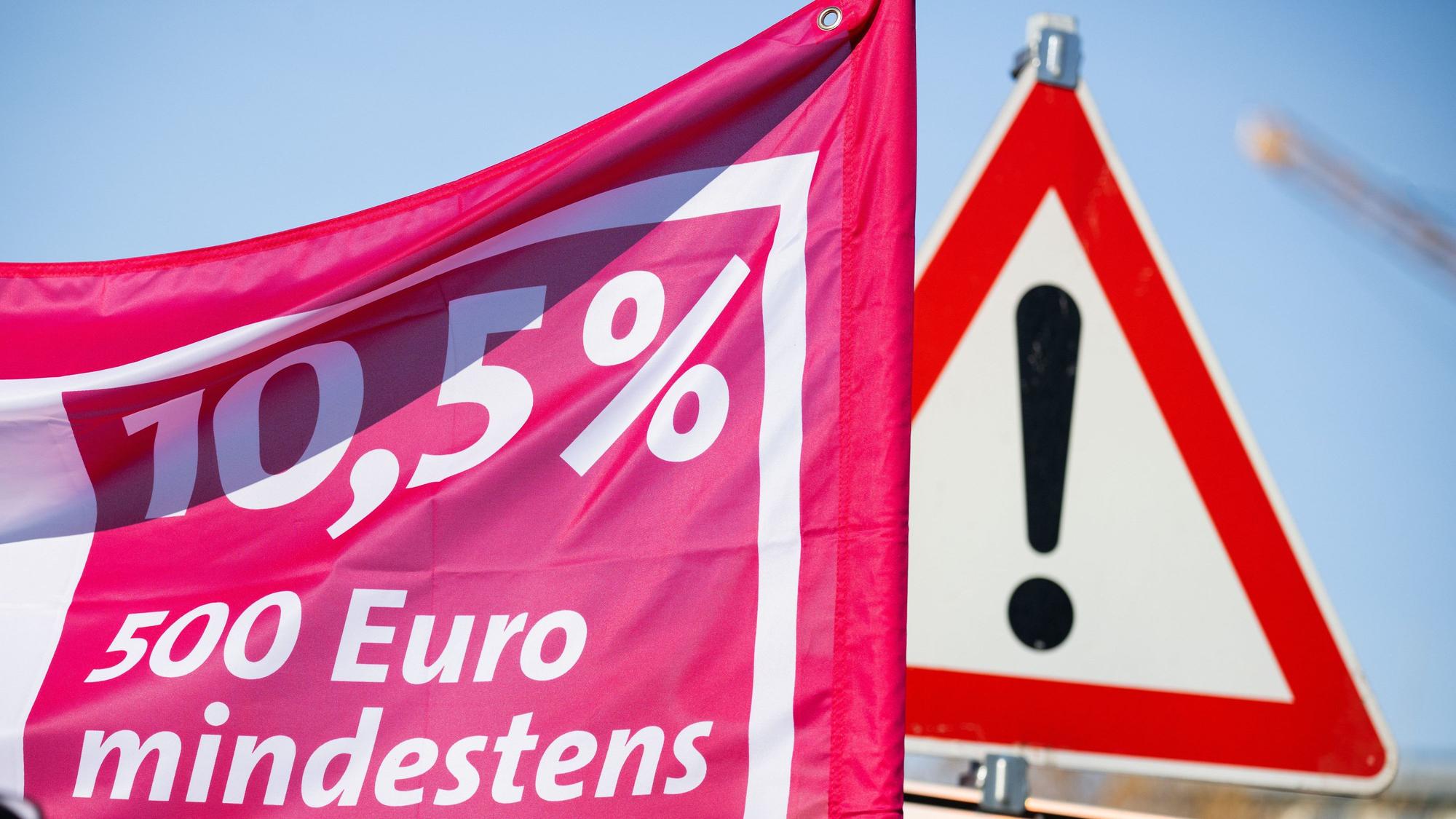 ARCHIV - 09.02.2023, Hessen, Fulda: Die Forderung „10,5 % 500 Euro mindestens“ steht während eines Warnstreiks von Beschäftigten im öffentlichen Dienst auf einem Banner.