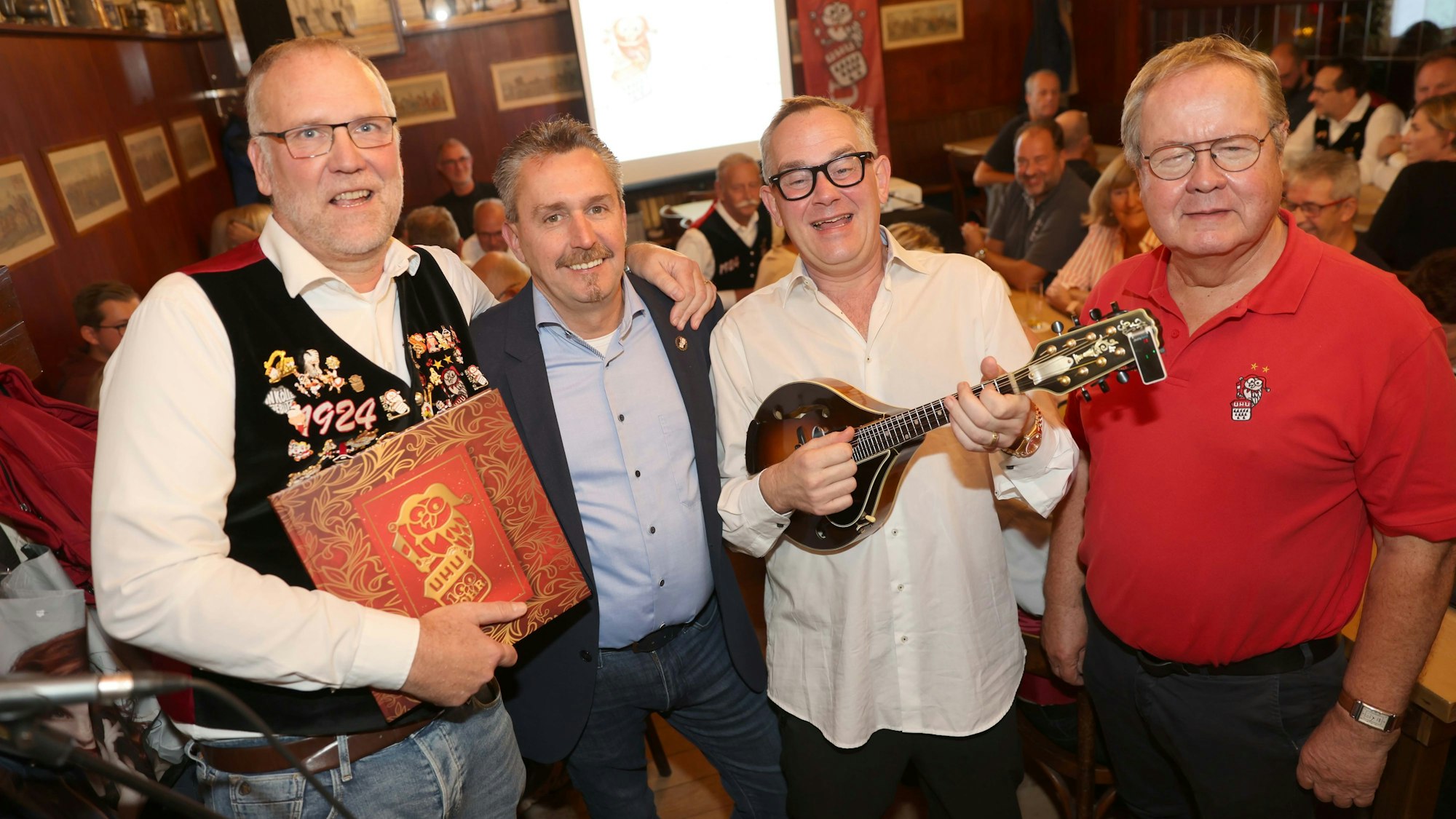 Ein Buch zum Jubiläum: Die Autoren Rainer Ott (l.), Ingo Eggemann und Dr. Bruno Wasser (r.) mit Musiker Jörg P. Weber bei der Präsentation in der Schreckenskammer.