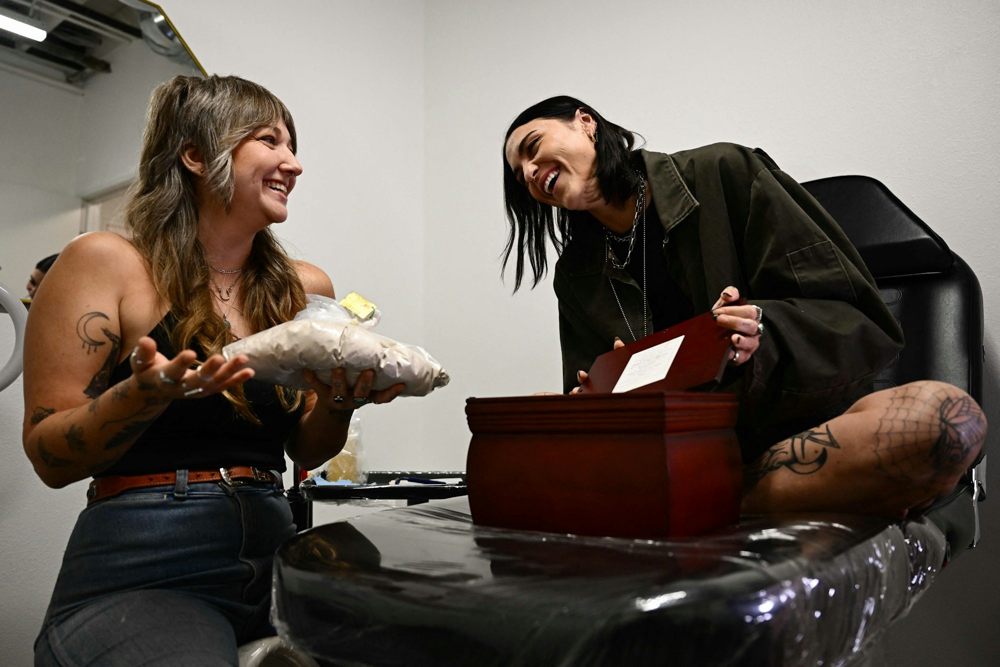 Tattoo-Künstlerin Kat Dukes (links) mit ihrer Kundin Scout Frank