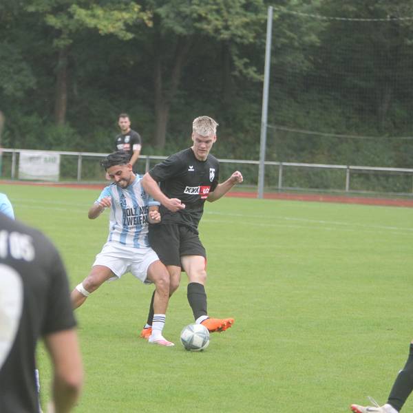 Geballte Erfahrung auf der Sechs: Aron Andreasson (rechts) vom FC Hennef 05.
