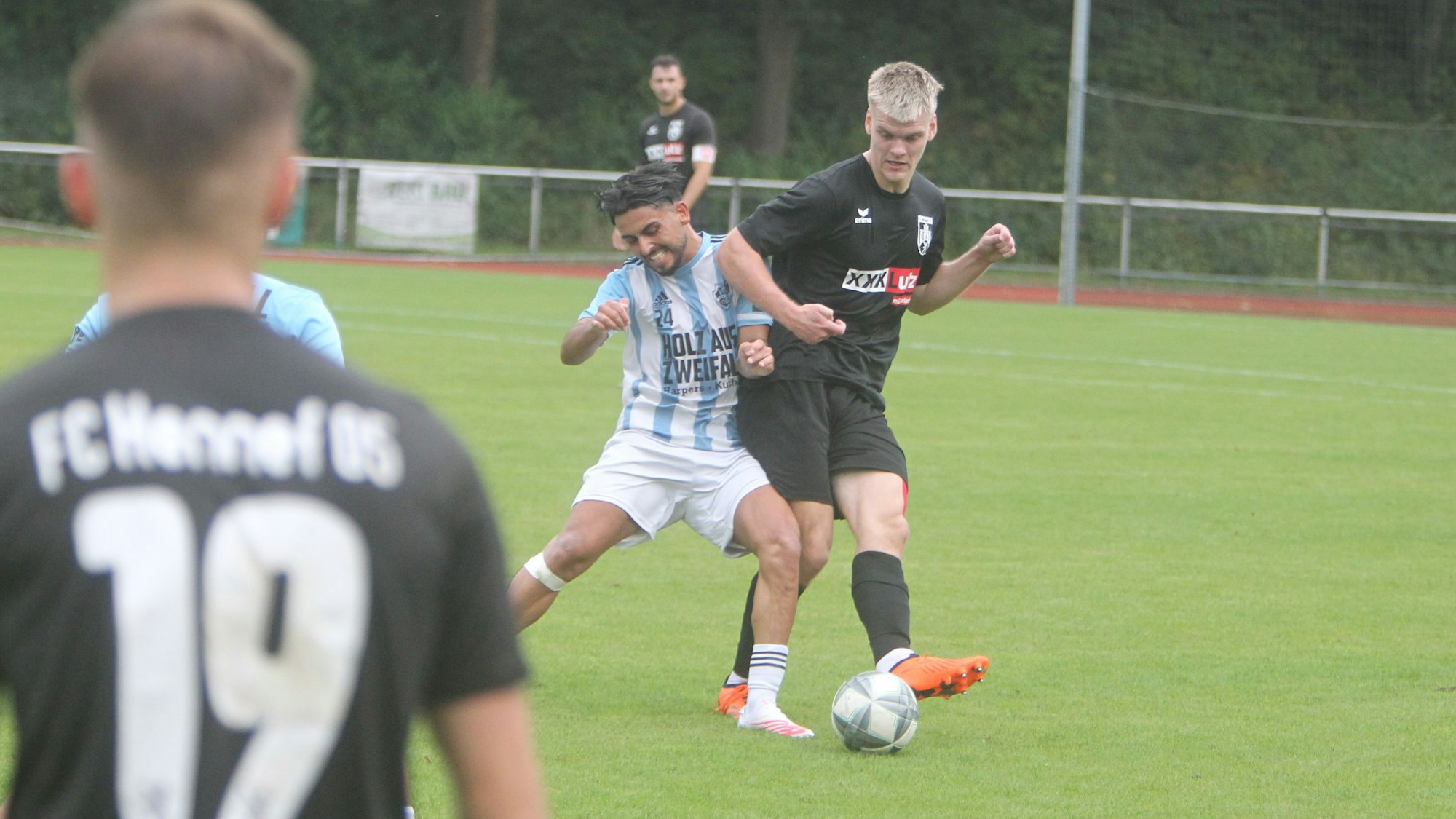 Geballte Erfahrung auf der Sechs: Aron Andreasson (rechts) vom FC Hennef 05.