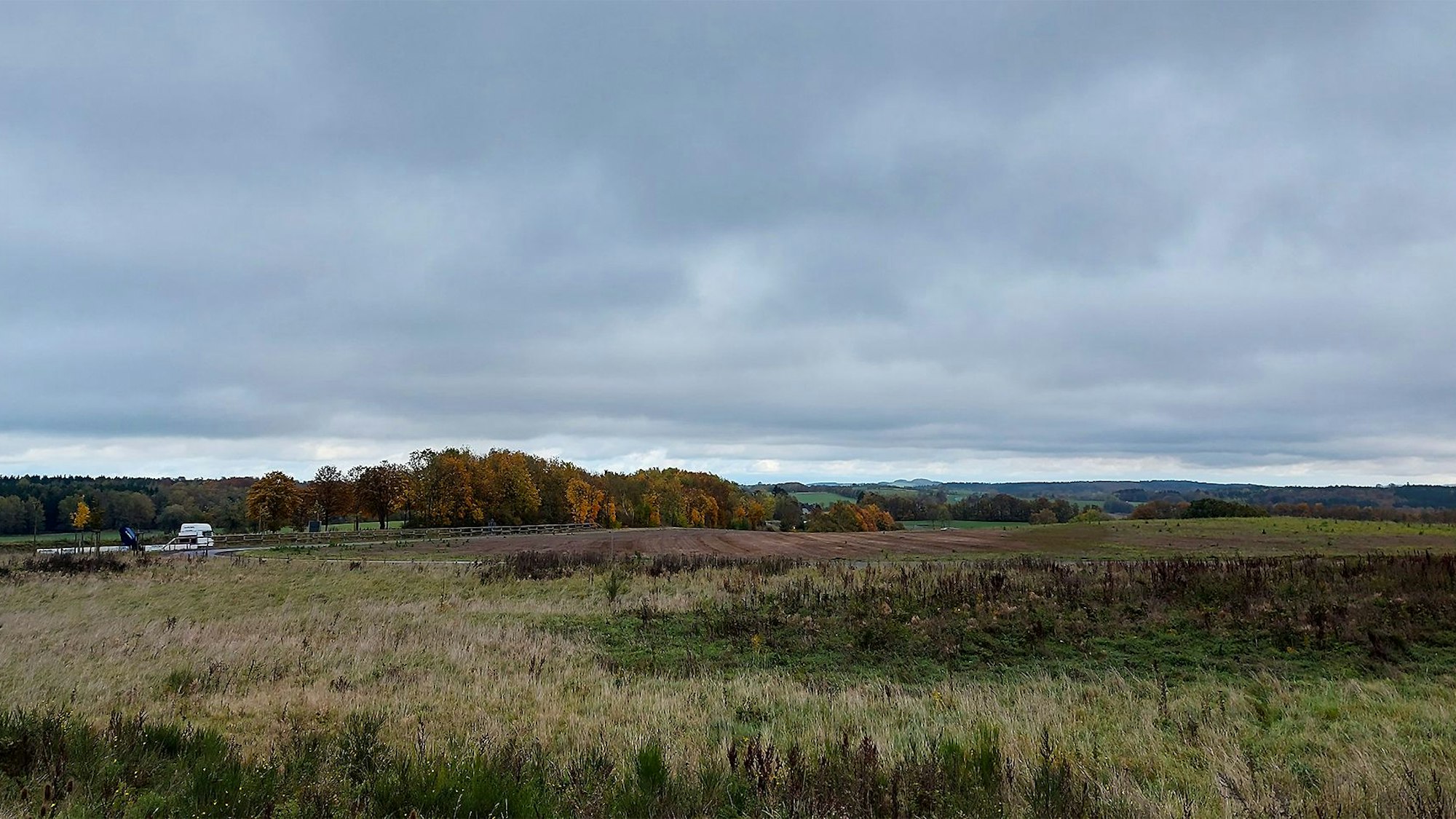 Das Bild zeigt die brache Fläche, auf der das Gewerbegebiet erweitert werden soll.