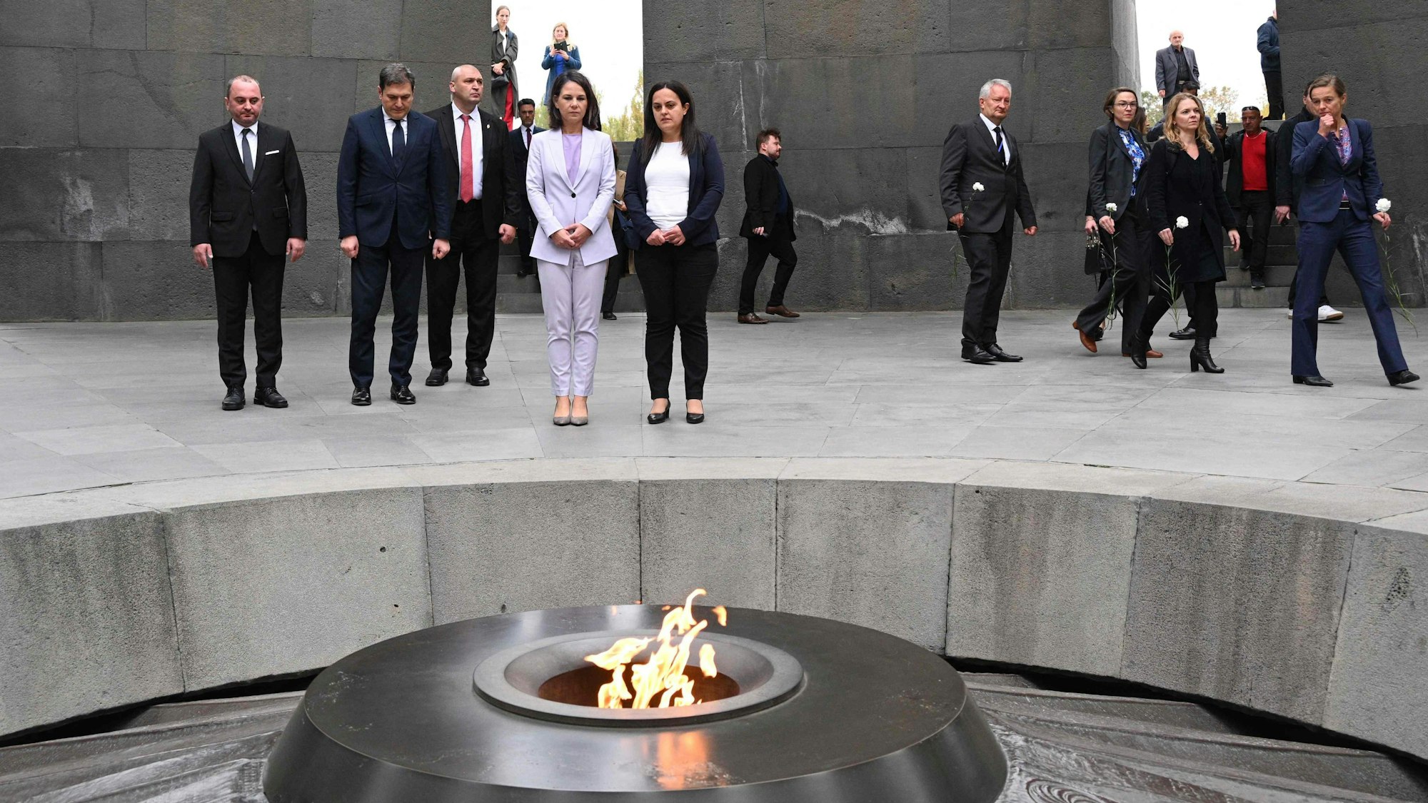 Deutschlands Außenministerin Annalena Baerbock (Grüne) gedenkt bei ihrer Armenien-Reise in Jerewan den Opfern des Völkermords in Armenien.