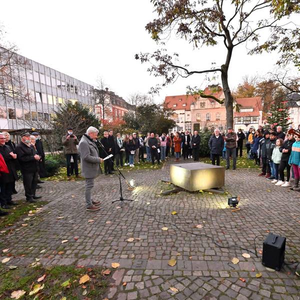 Gedenken an die Opfer der Reichspogromnacht im Park der Villa Zanders