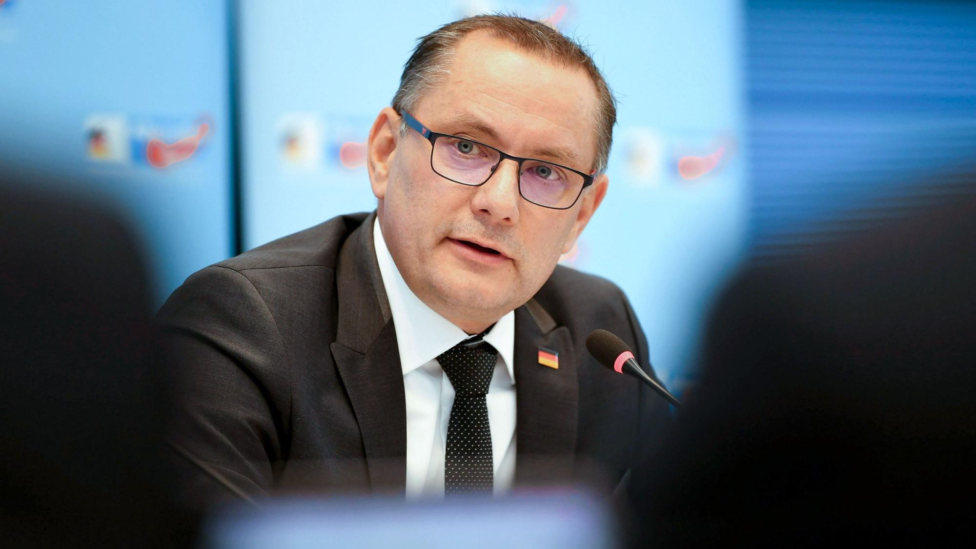 Tino Chrupalla, AfD-Bundesvorsitzender und Fraktionsvorsitzender der AfD, äußert sich am Rande einer Pressekonferenz zu dem Vorfall in Ingolstadt.
