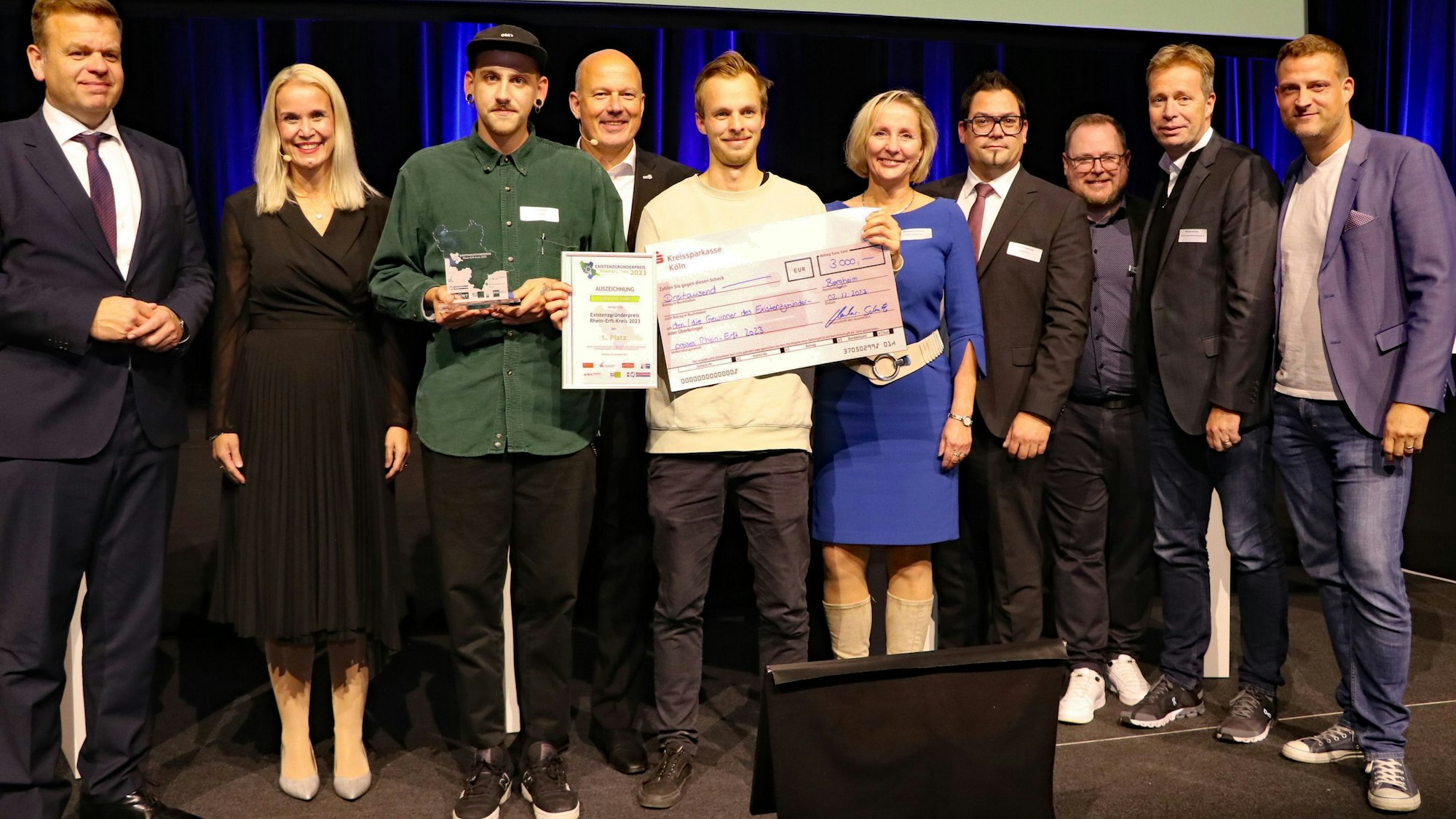 Auf dem Foto sind unter anderem die Gründer des Unternehmens „Hydrofarm“, Timo und Lukas Scholz, zu sehen.