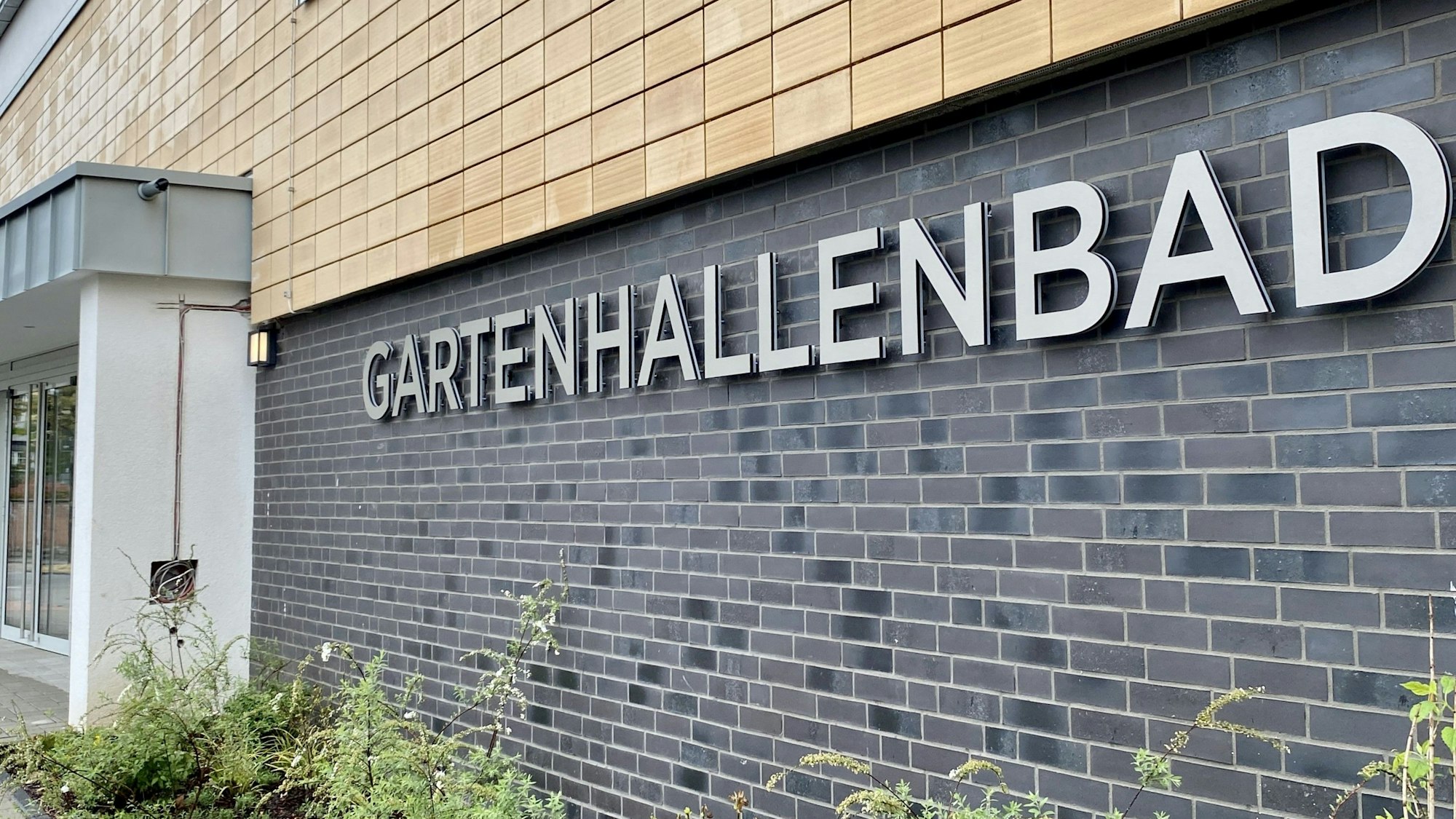 Das Foto zeigt das Gartenhallenbad Wesseling von außen.