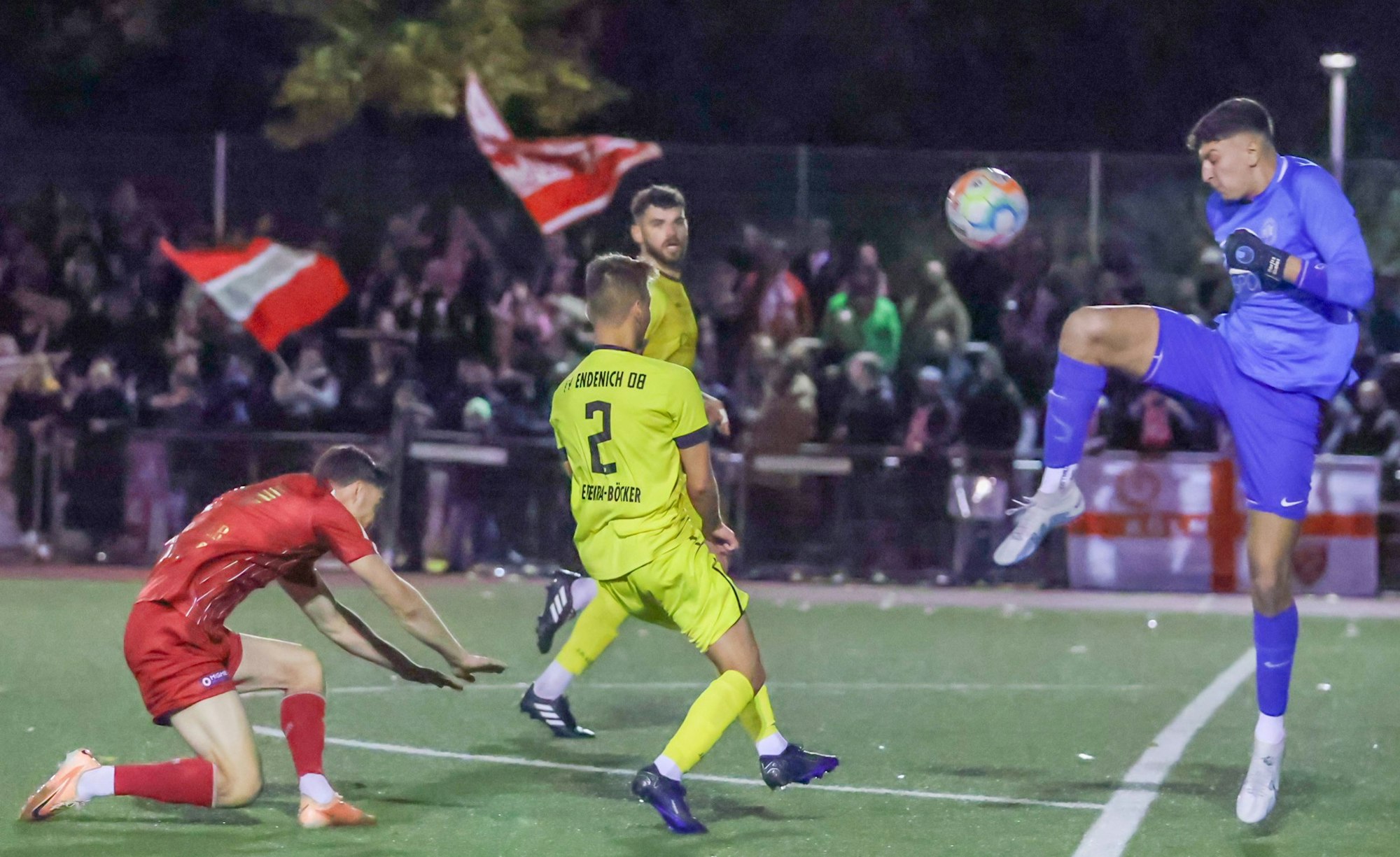 Mit vereinten Kräften retten Endenichs Fabio Ferreira-Böcker (l.) und Torwart Souheil Zeddoug.