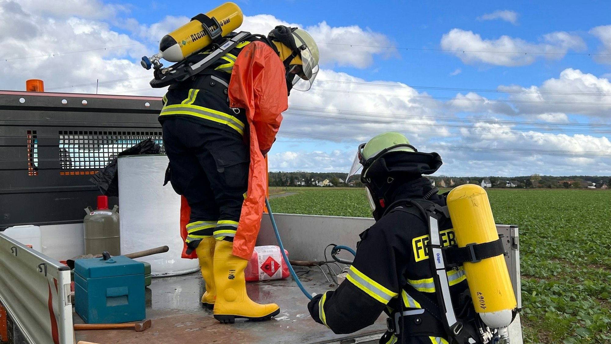Alfter-Witterschlick. Bei der Einsatzübung war auch ein Fahrzeug mit einem Fass beteiligt, aus dem eine Substanz auslief. Die Einsatzkräfte mussten erste Dekontaminationsmaßnahmen einleiten. Foto: Frank Engel-Strebel