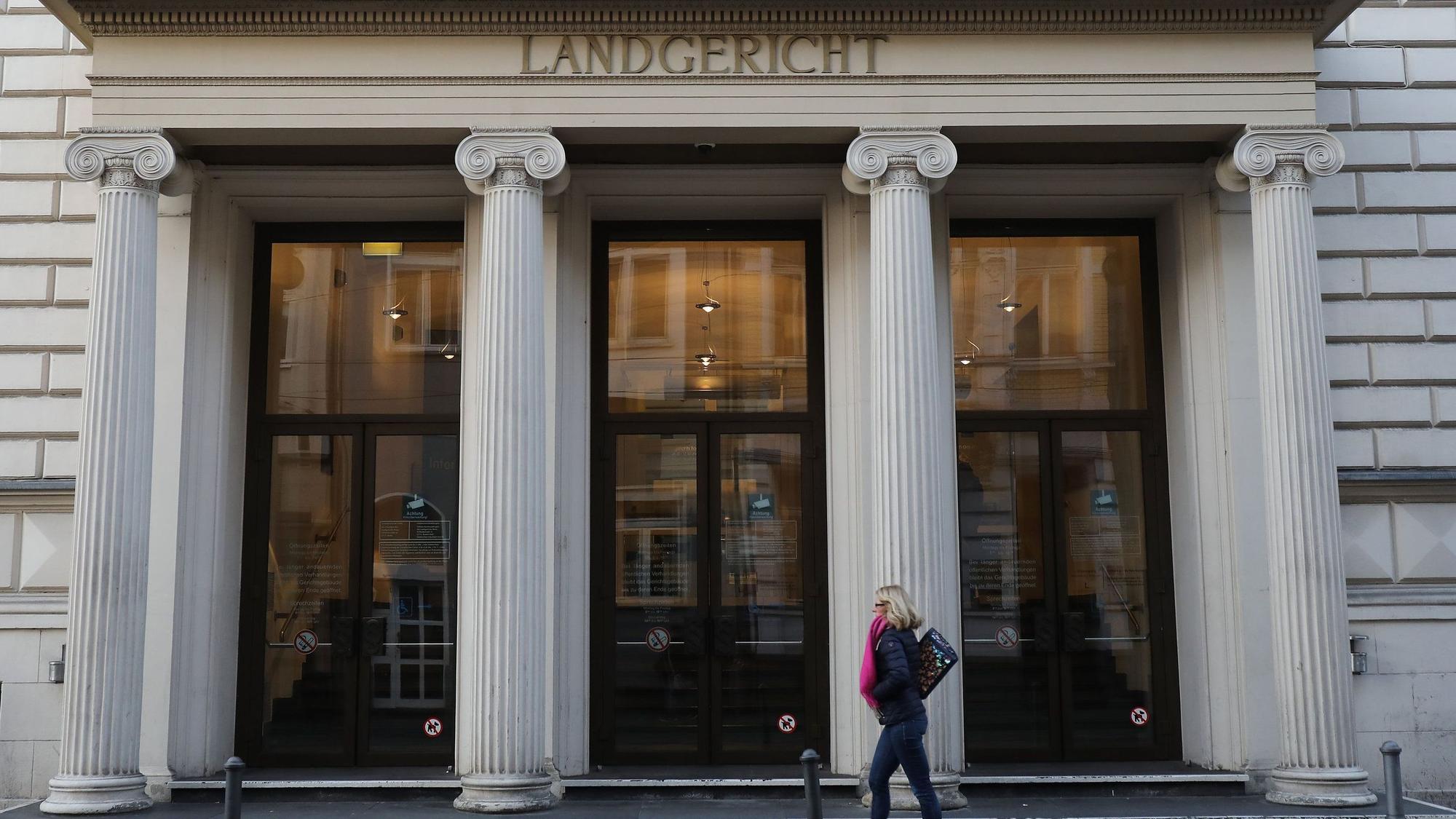 Bild vom Eingang des Bonner Landgerichts