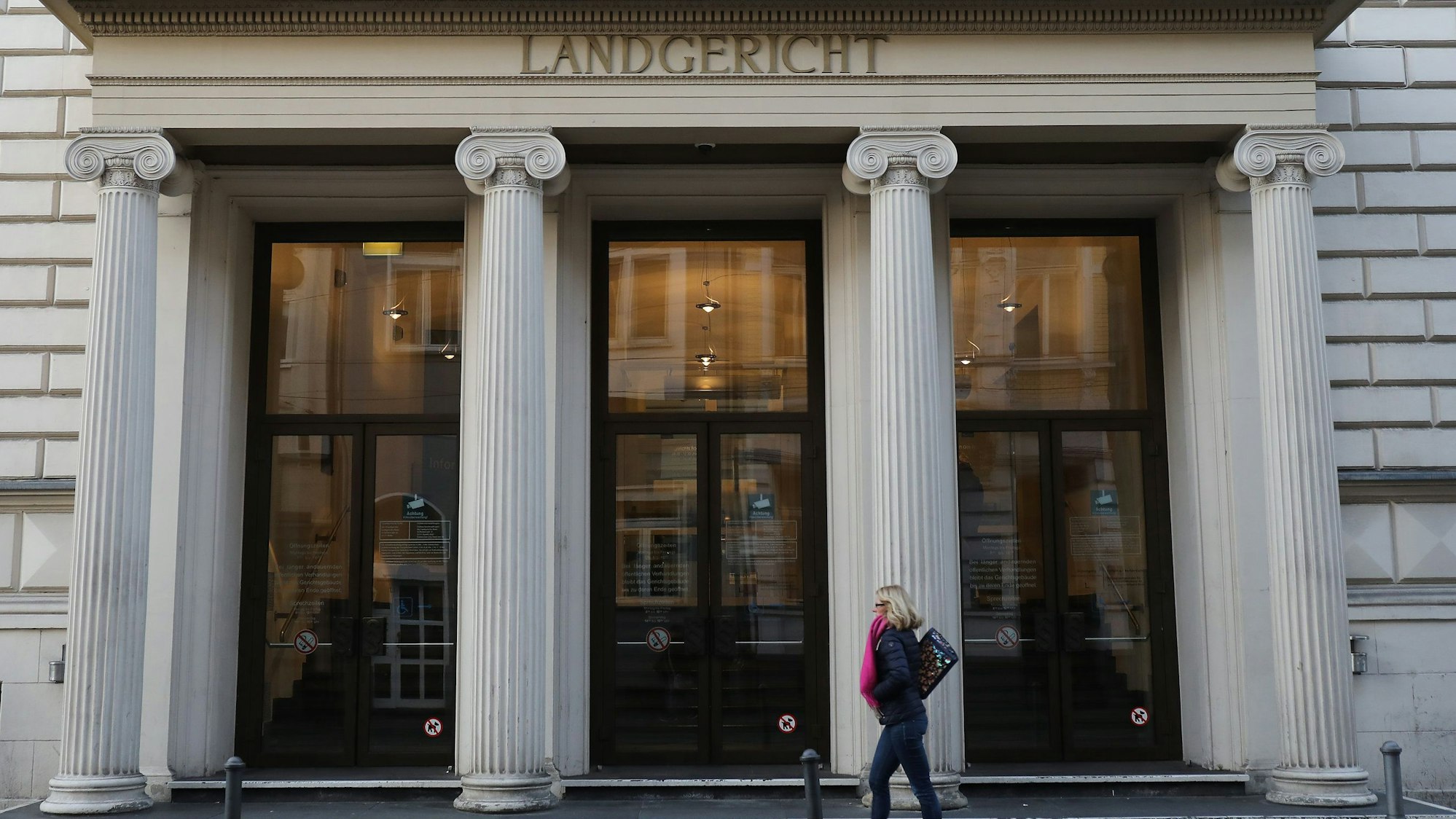 Bild vom Eingang des Bonner Landgerichts