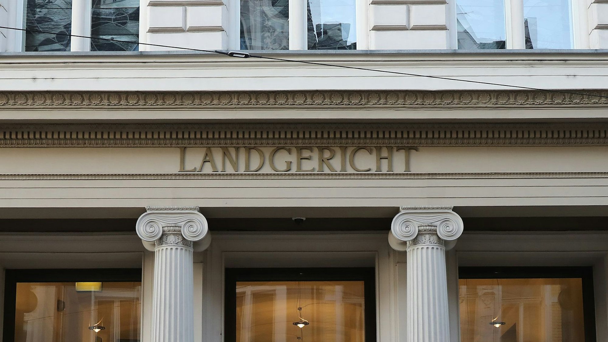 Ab Freitag kommender Woche muss sich ein 56 Jahre alter Mann vor dem Landgericht in Bonn verantworten. Dem Lehrer wird der sexuelle Missbrauch von drei Schülern vorgeworfen. Das Foto zeigt den Eingang des Gerichtsgebäudes.