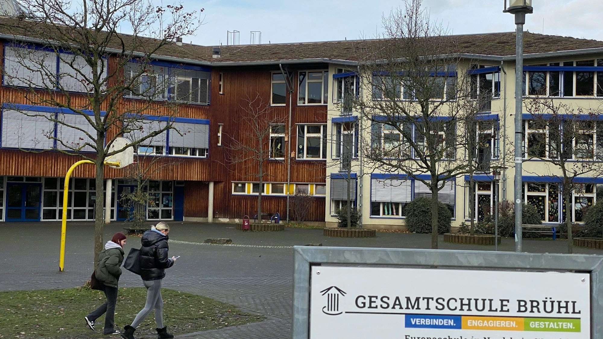 Zu sehen ist das Gebäude der bestehenden Gesamtschule in Brühl.
