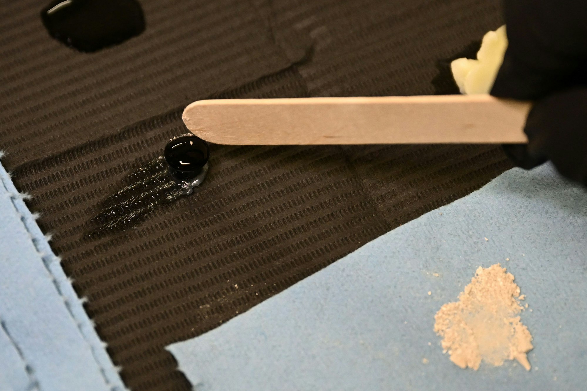 Die Asche wird mit Tinte vermischt.