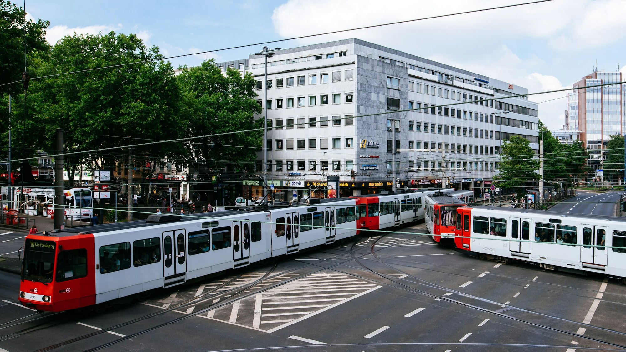 Eine Luftaufnahme zeigt zwei Stadtbahnen der KVB am Barbarossaplatz