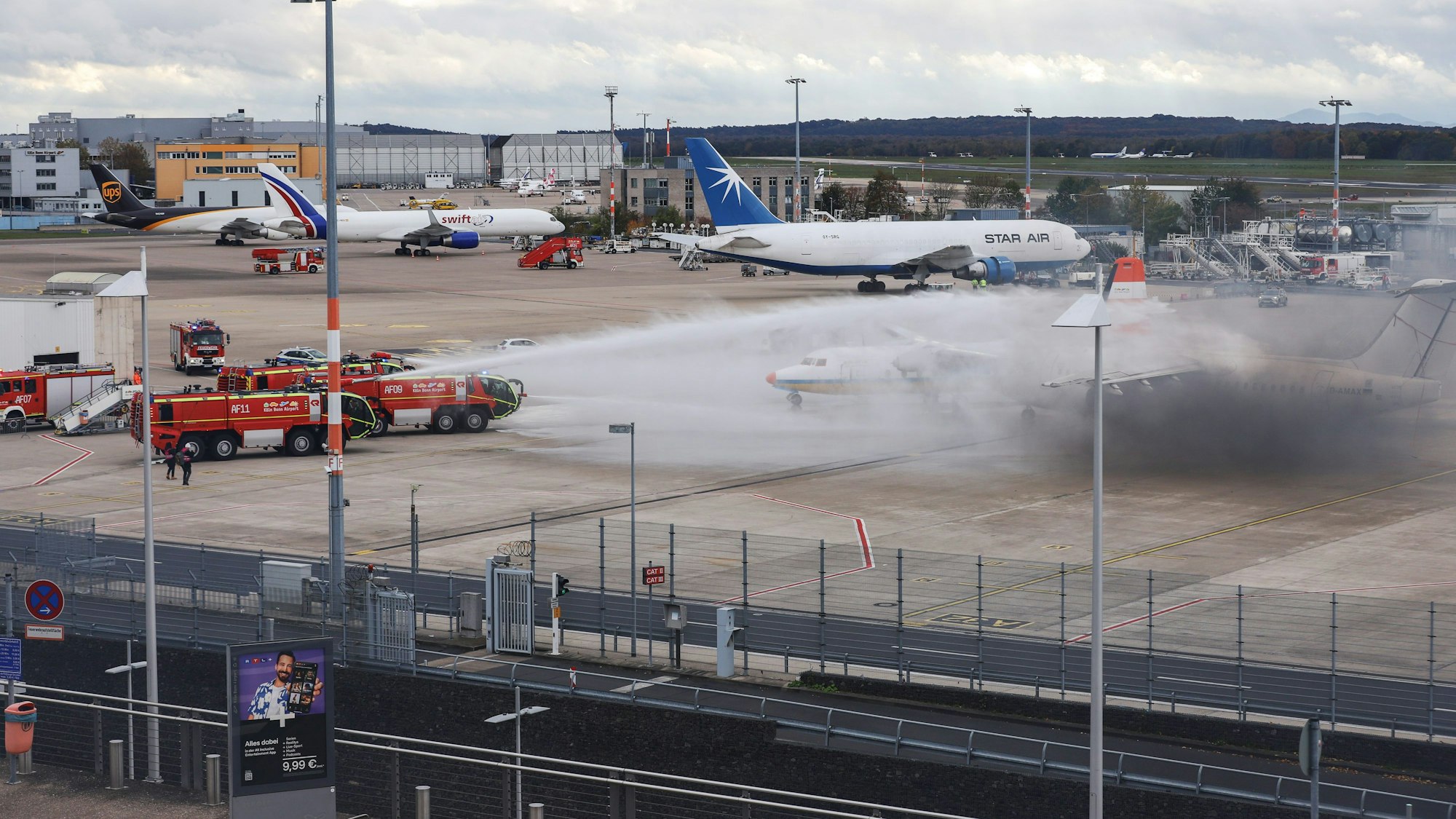 Die Feuerwehr löscht am Airport Köln/Bonn den Übungsbrand an einem Flugzeug.