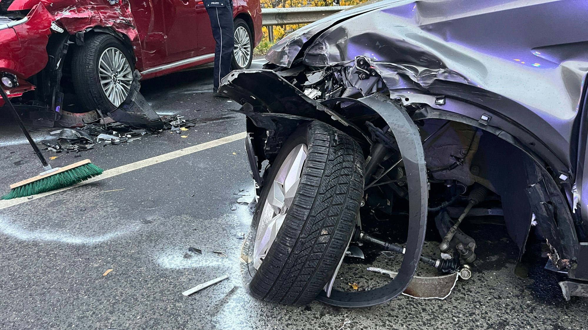 Auf der Mendener Straße in Friedrich-Wilhelms-Hütte sind zwei Autos zusammen gestoßen, zwei Menschen wurden verletzt, einer davon schwer. Das linke Vorderrad des Wagens, der den Unfall verursacht hatte, riss ab.