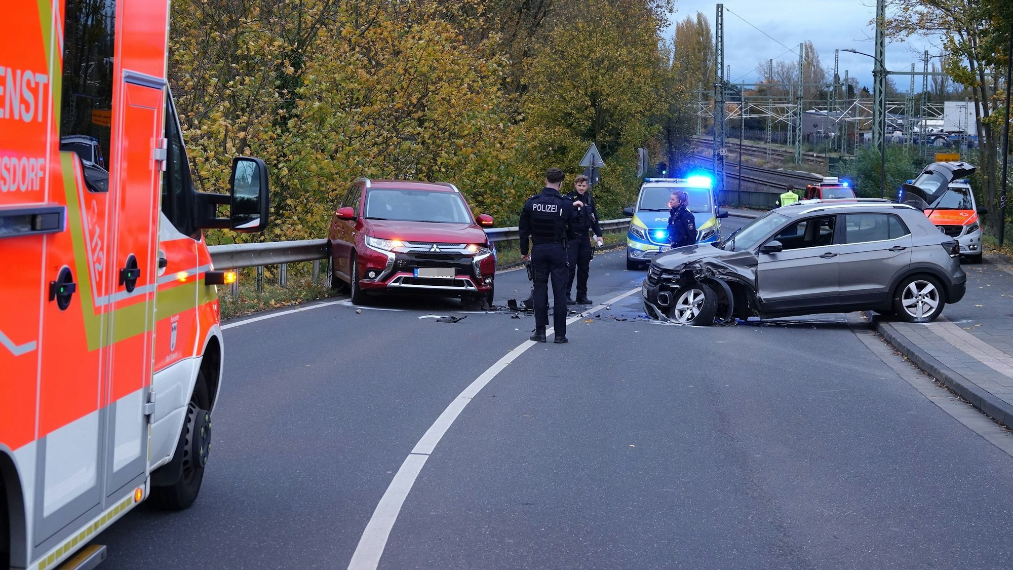 Auf der Mendener Straße in Friedrich-Wilhelms-Hütte sind zwei Autos zusammen gestoßen, zwei Menschen wurden verletzt, einer davon schwer.