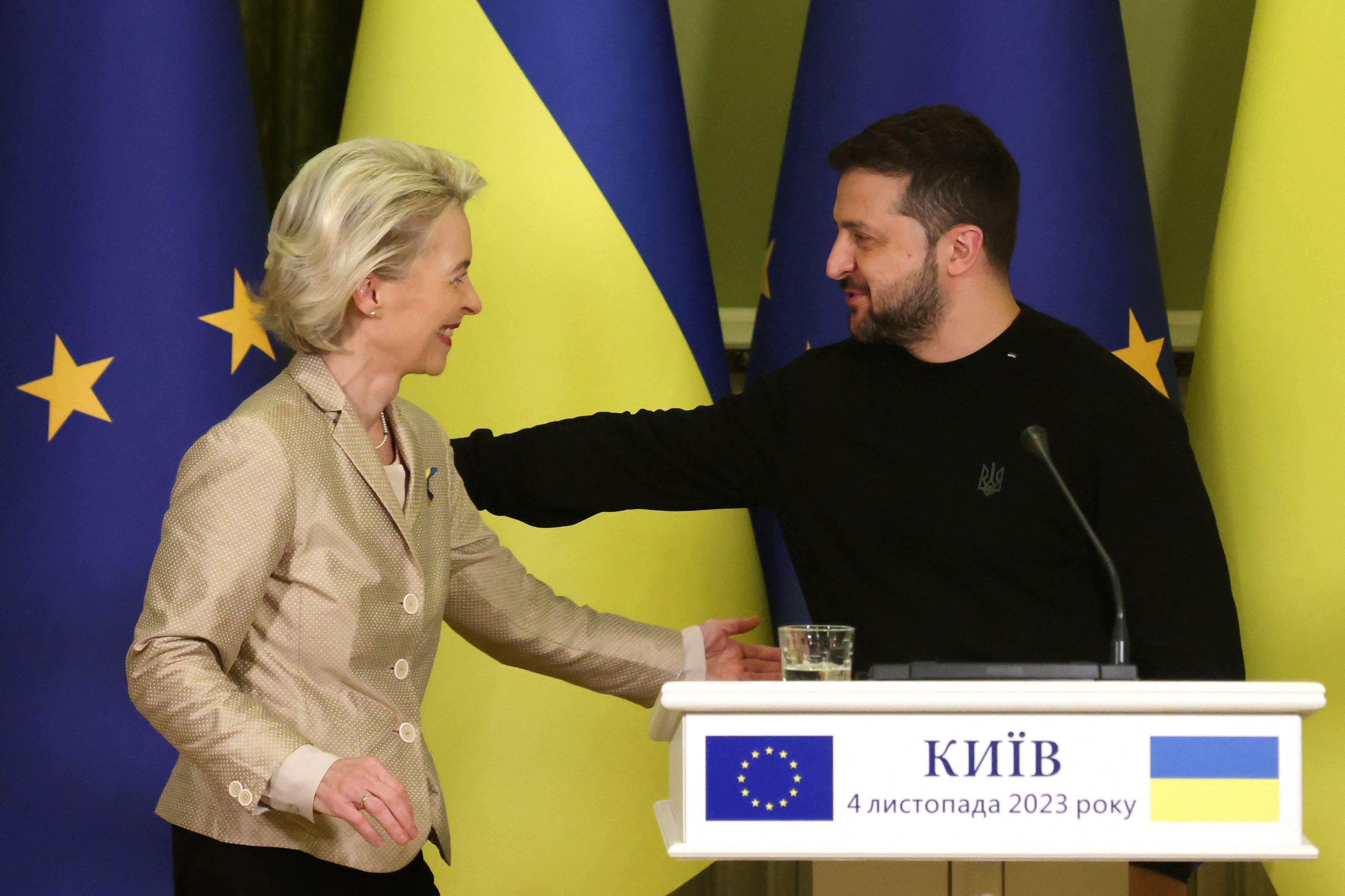 TOPSHOT - European Commission President Ursula von der Leyen (L) and Ukraine's President Volodymyr Zelensky (R) give a joint press conference following their talks in Kyiv on November 4, 2023, amid the Russian invasion of Ukraine. European Commission President arrived in Kyiv to discuss Ukraine's accession to the EU with Ukrainian President. Kyiv applied for EU membership just days after Russia's invasion on February 24, 2022, and received candidacy status several months later in a strong signal of support from Brussels. (Photo by Anatolii STEPANOV / AFP)