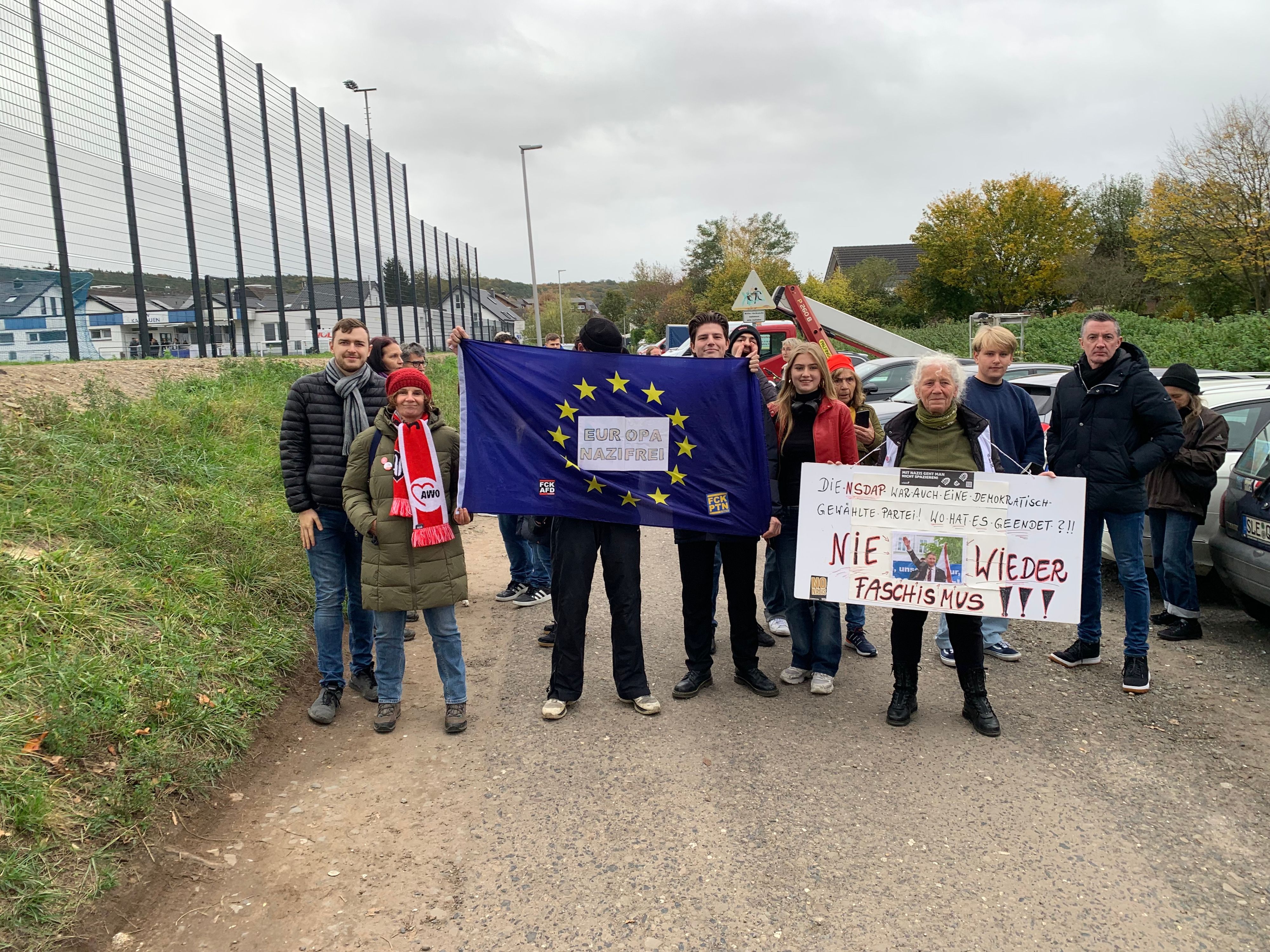 Teilnehmer der Demonstration gegen Rechts halten Plakate hoch mit Parolen wie „Nie wieder Faschismus“ oder„ Europa nazifrei“.