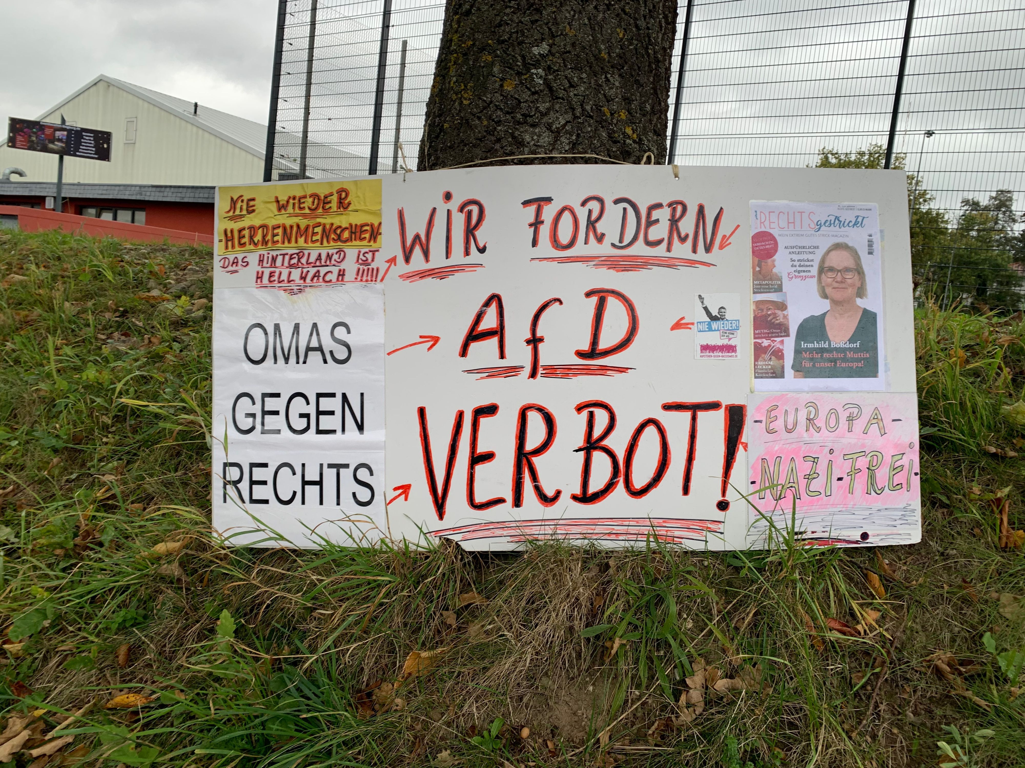 Ein, das an einen Baum gelehnt ist, Plakat fordert das Verbot der AFD.