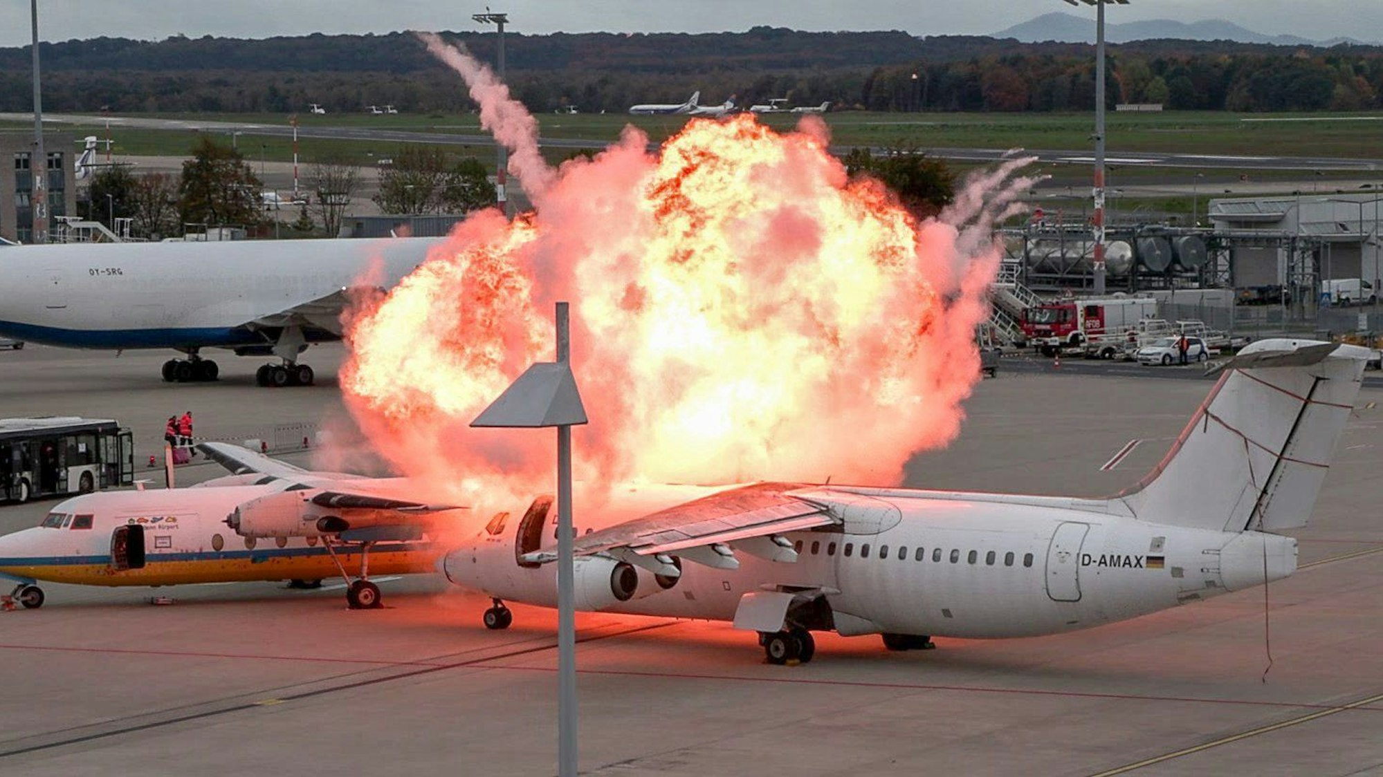 Ein gewaltiger Feuerball ist an einem Flugzeug am Flughafen Köln/Bonn zu sehen. Polizei und Feuerwehr probten am Samstag, 4. November, bei einer Übung für den Ernstfall.
