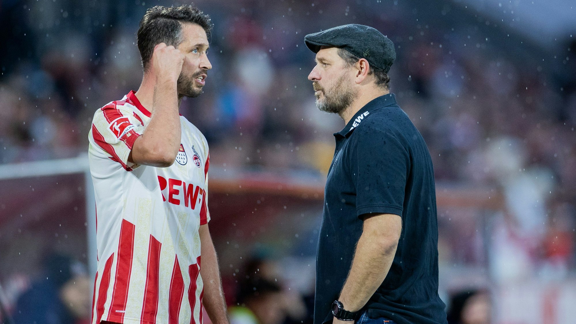 04.11.2023, Nordrhein-Westfalen, Köln: Fußball: Bundesliga, 1. FC Köln - FC Augsburg, 10. Spieltag, RheinEnergieStadion. Kölns Mark Uth (l) und Trainer Stefen Baumgart sprechen sich ab.
