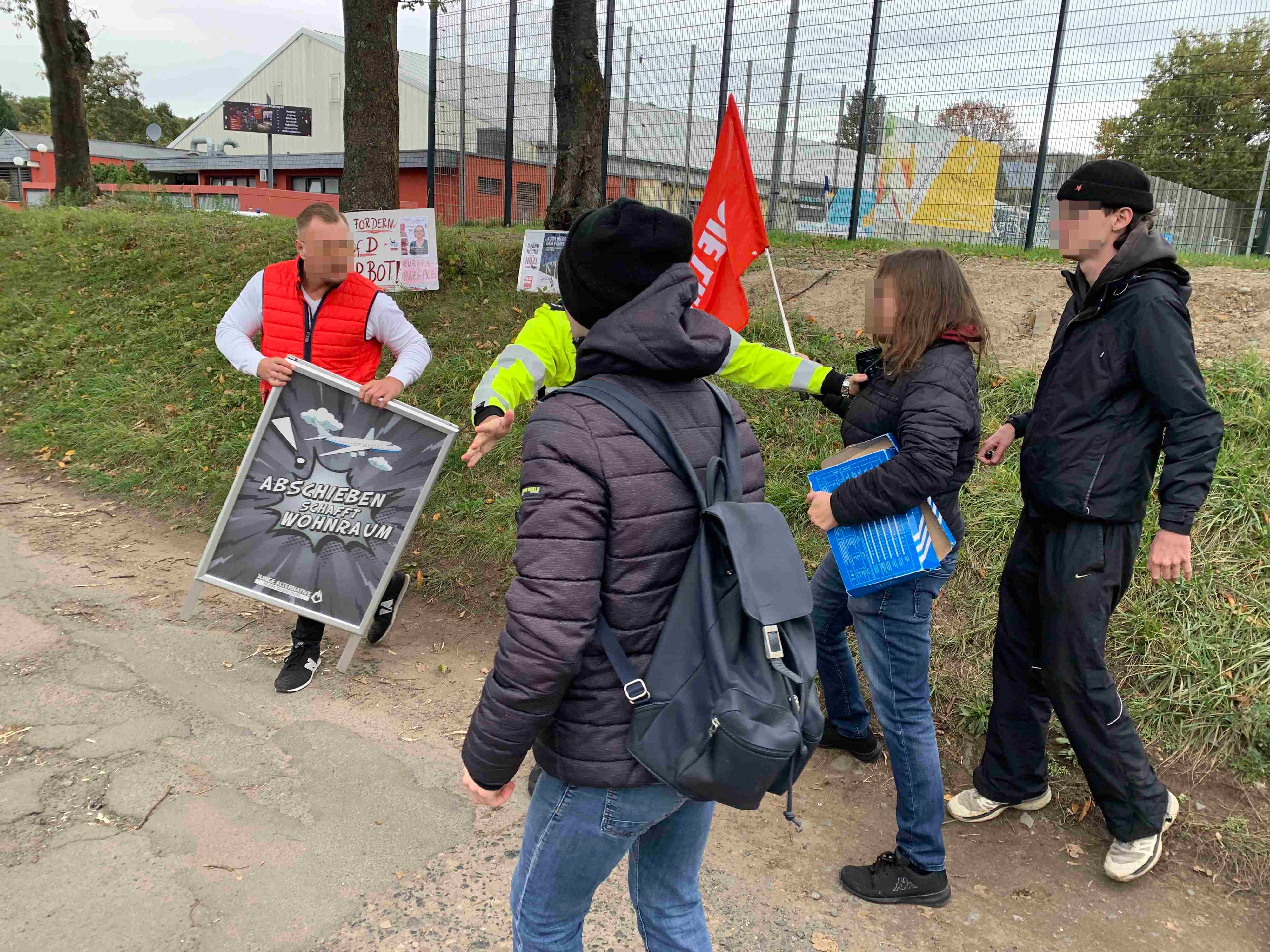 Polizeieinsatz während einer Rangelei vor dem Tagungsraum an der Sportbar in Siegburg.