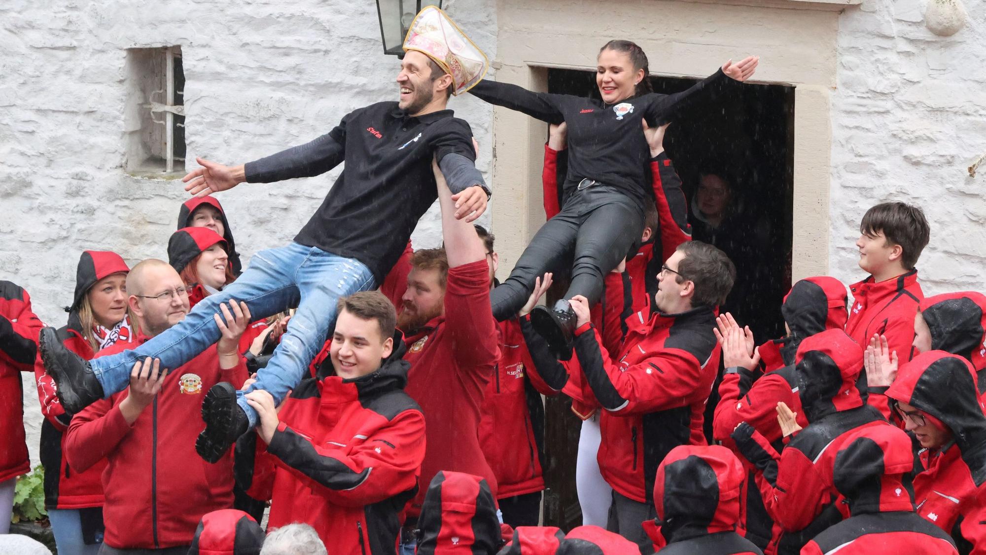 Sessionseröffnung KG RW Denklingen, Stage-Diving des neuen Prinzenpaares.