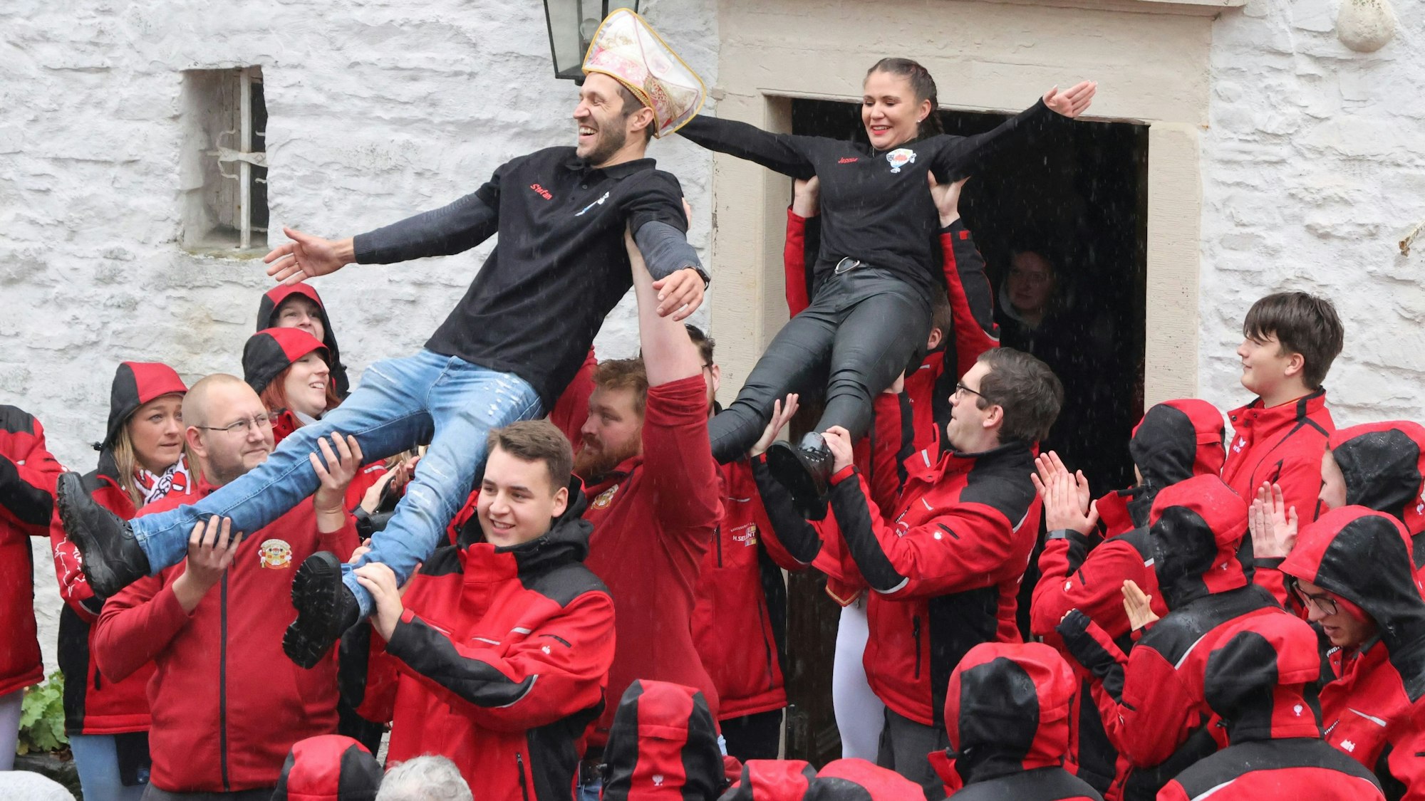 Sessionseröffnung KG RW Denklingen, Stage-Diving des neuen Prinzenpaares.