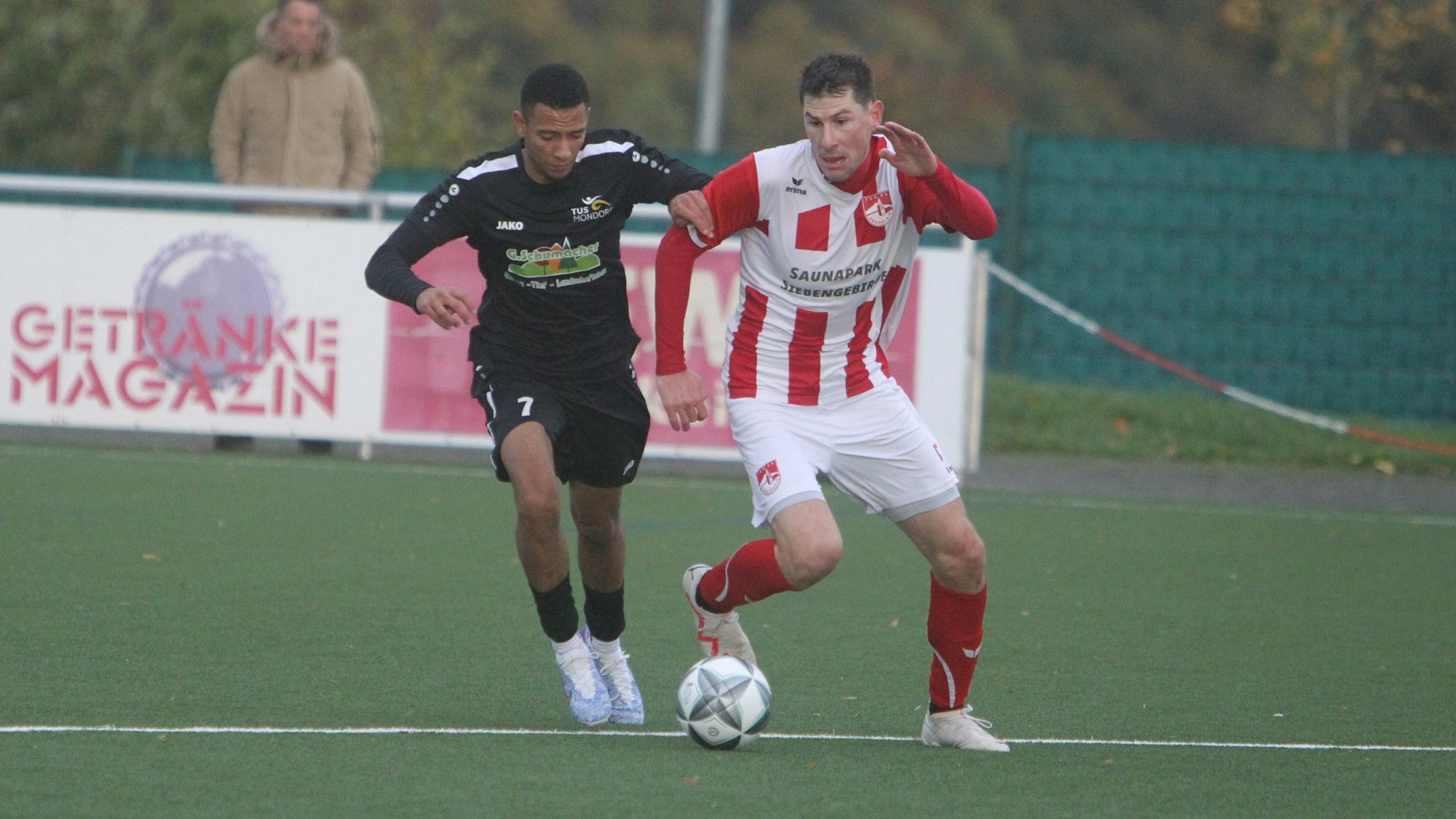 Nachwone Zio (links) und der TuS Mondorf haben das Nachsehen gegen den TuS Oberpleis um Martin Krings.