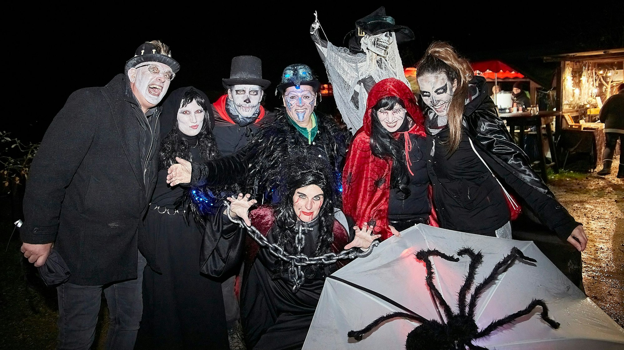 Das Bild zeigt die schaurig verkleideten Mitglieder der KG Rot-Weiß Gemünd.