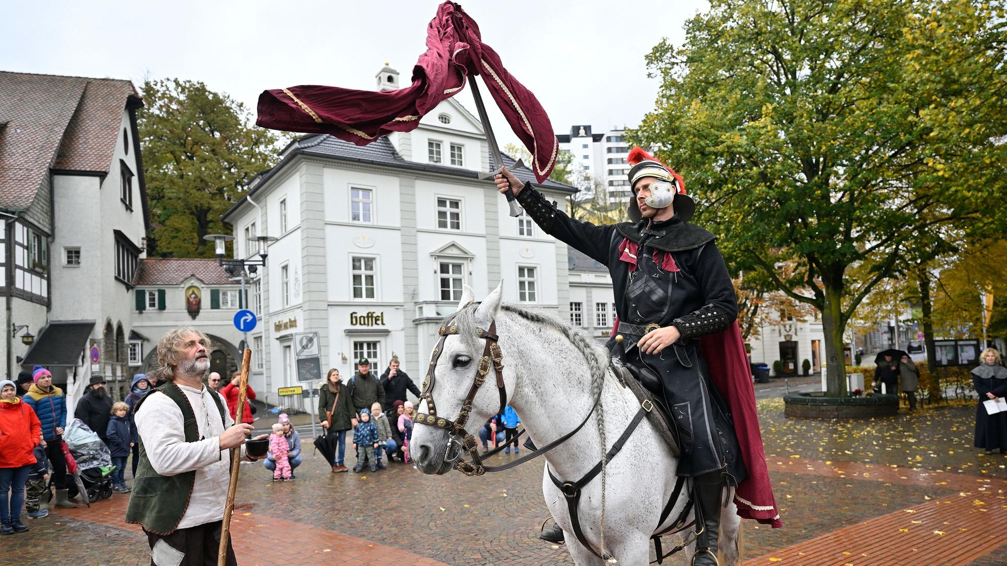 Trotz Regenwetter war das traditionelle Martinsspiel auf dem Marktplatz in der Bergisch Gladbacher Stadtmitte zu sehen.