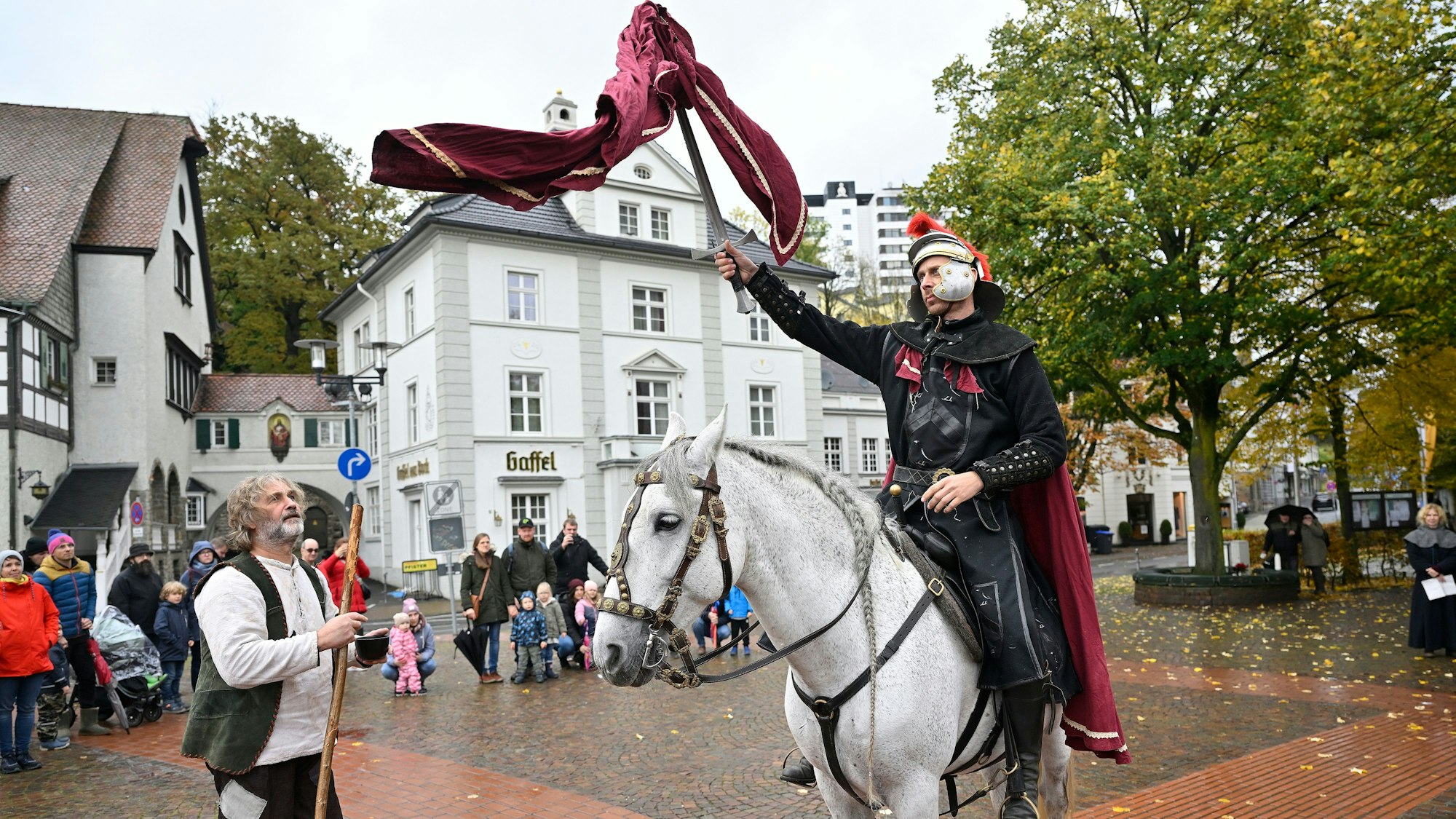 Trotz Regenwetter war das traditionelle Martinsspiel auf dem Marktplatz in der Bergisch Gladbacher Stadtmitte zu sehen.
