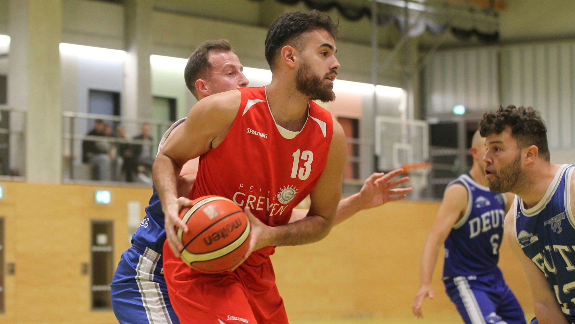 Marko Vojinovic hält den Ball auf Hüfthöhe, ein Gegner hat ihn im Visier.