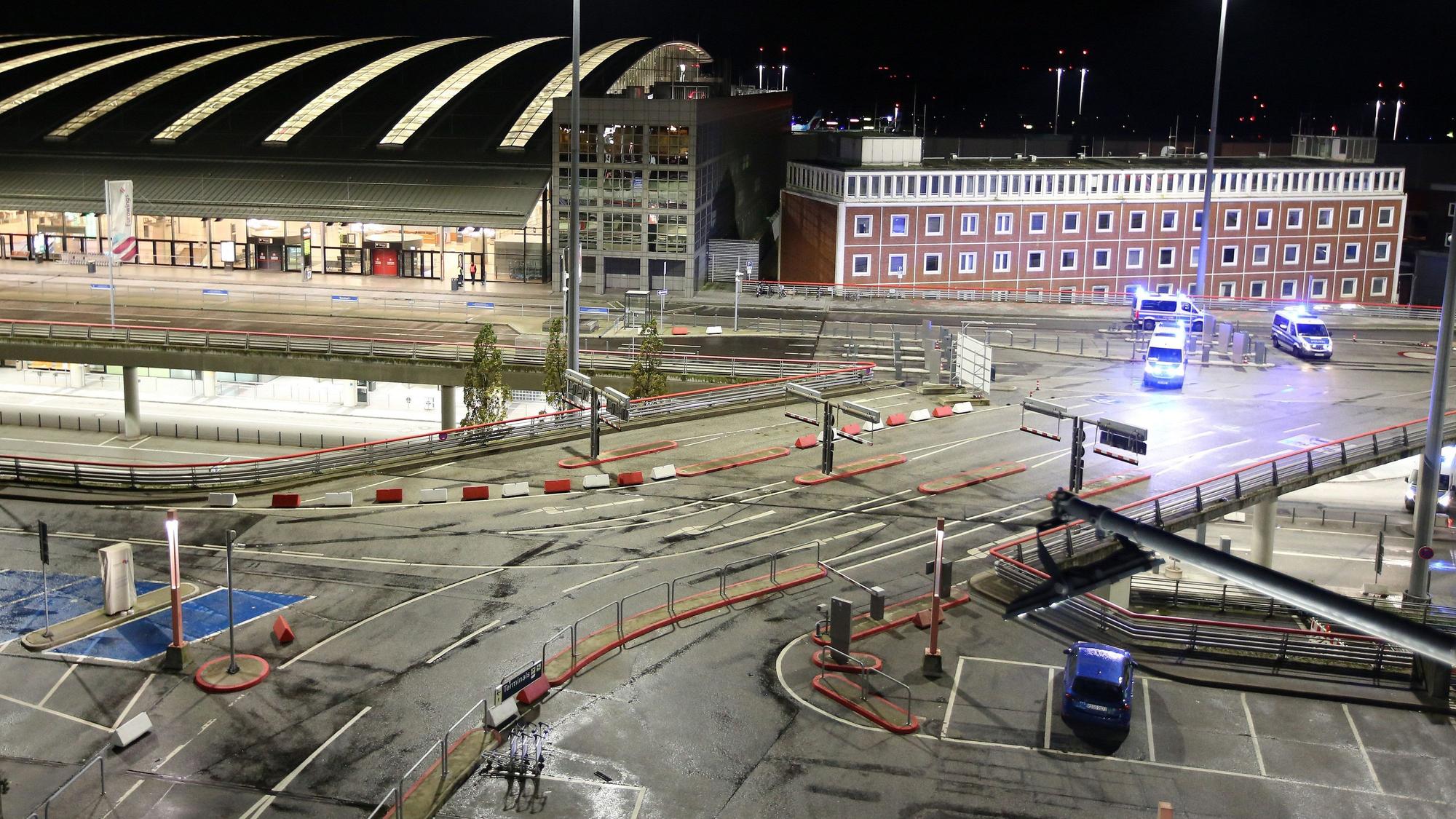 Einsatzkräfte sperren während eines Einsatzes den Zugang zum Hamburger Flughafen. Ein bewaffneter Geiselnehmer ist am Samstagabend mit seinem Auto auf das Vorfeld des Hamburger Flughafens eingedrungen. Der gesamte Flughafen wurde geräumt und weiträumig abgesperrt.
