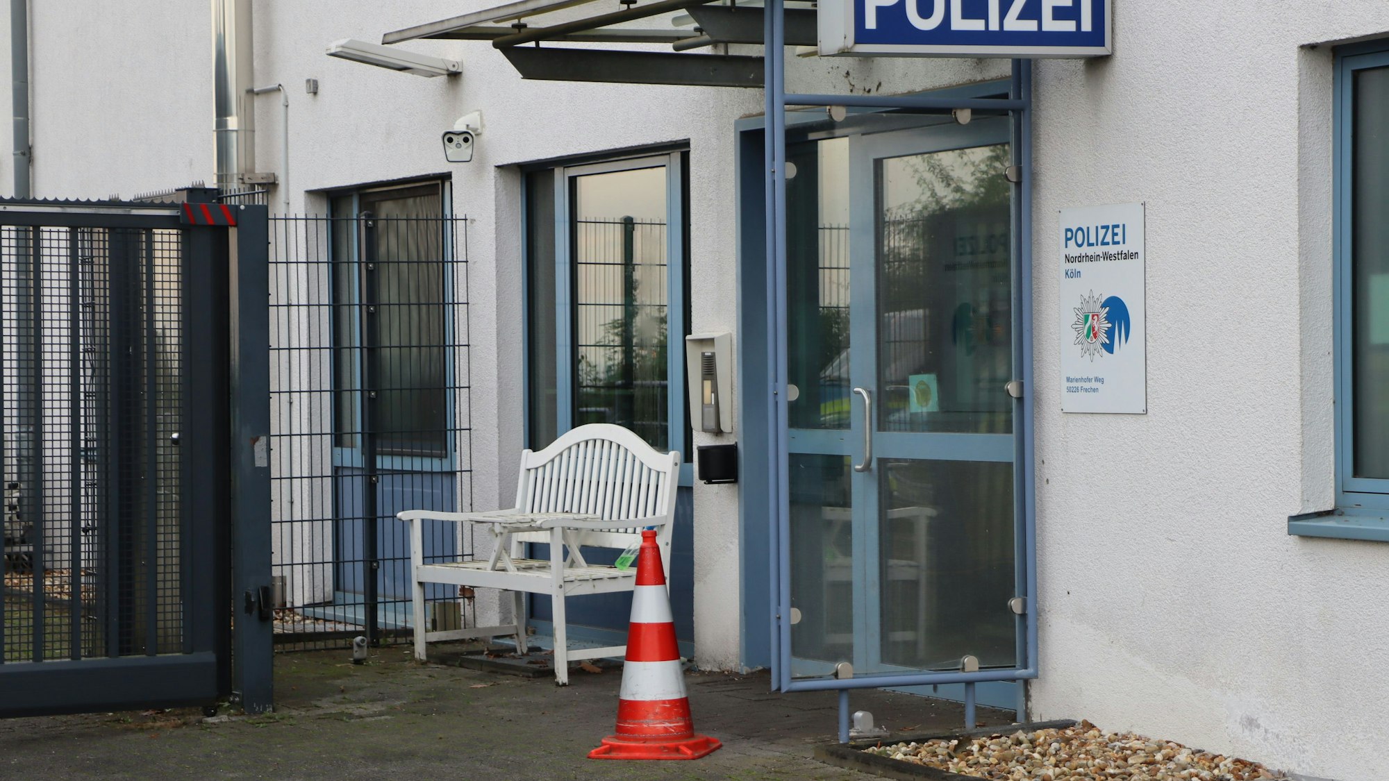 Das Foto zeigt ein Gebäude, an dem ein Hinweisschild mit der Aufschrift Polizei angebracht ist.