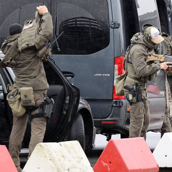 Schwer bewaffnete Spezialkräfte der Polizei bereiten sich am Flughafen auf einen Einsatz vor.