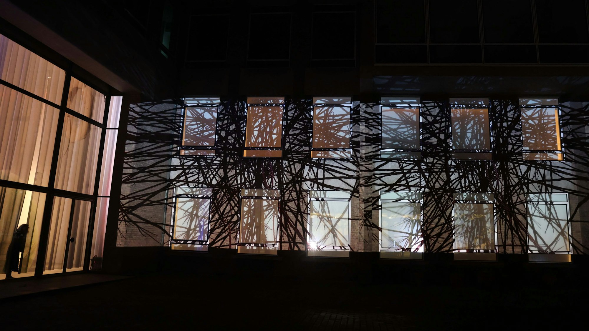 Strukturen sind auf eine Fassade projiziert.