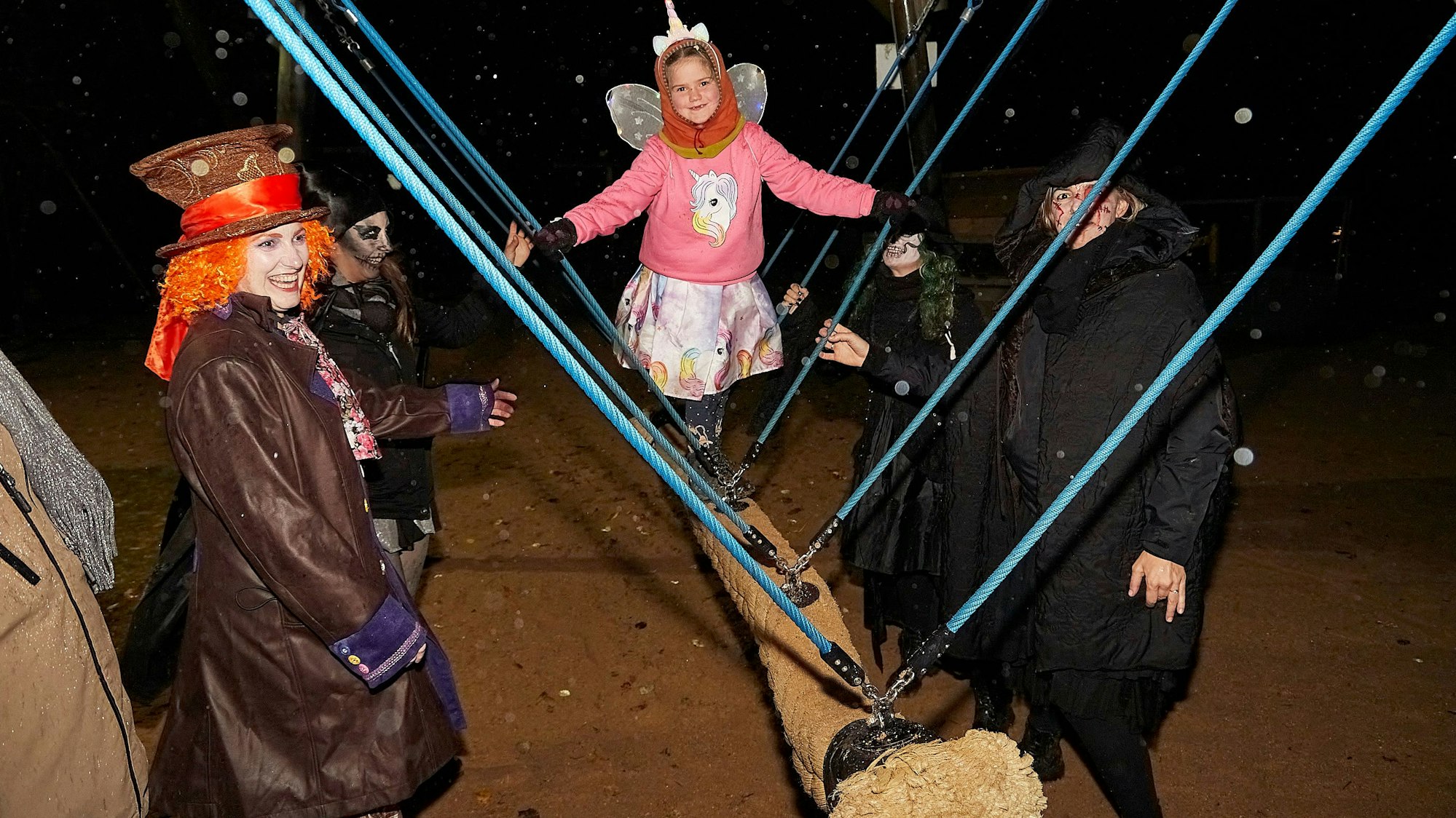 Das Bild zeigt Yuna, wie sie auf einer Seilschaukel steht.