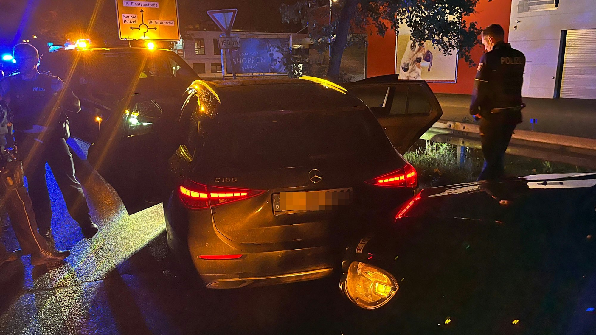 Bei einem Anhaltemanöver stieß ein Mercedesfahrer am Bauhof in Sankt Augustin-Menden gegen einen Streifenwagen und einen Zivilwagen der Polizei.